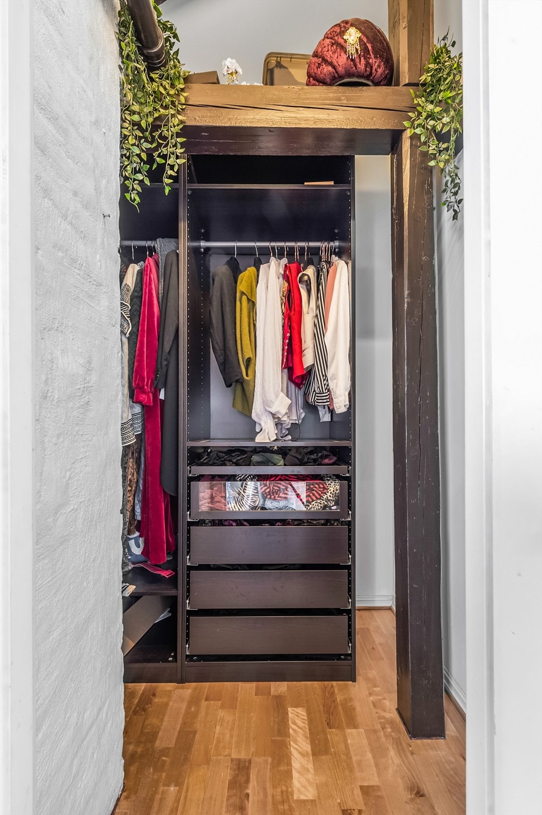 Godt med oppbevaringsplass i garderoben i tilknytning til entrèen. Galleribilde