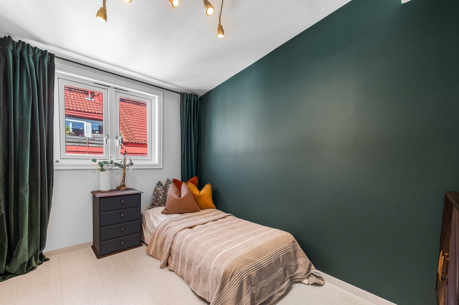 Soverom 2 er også i god størrelse med plass til seng og annet møblement. Galleribilde