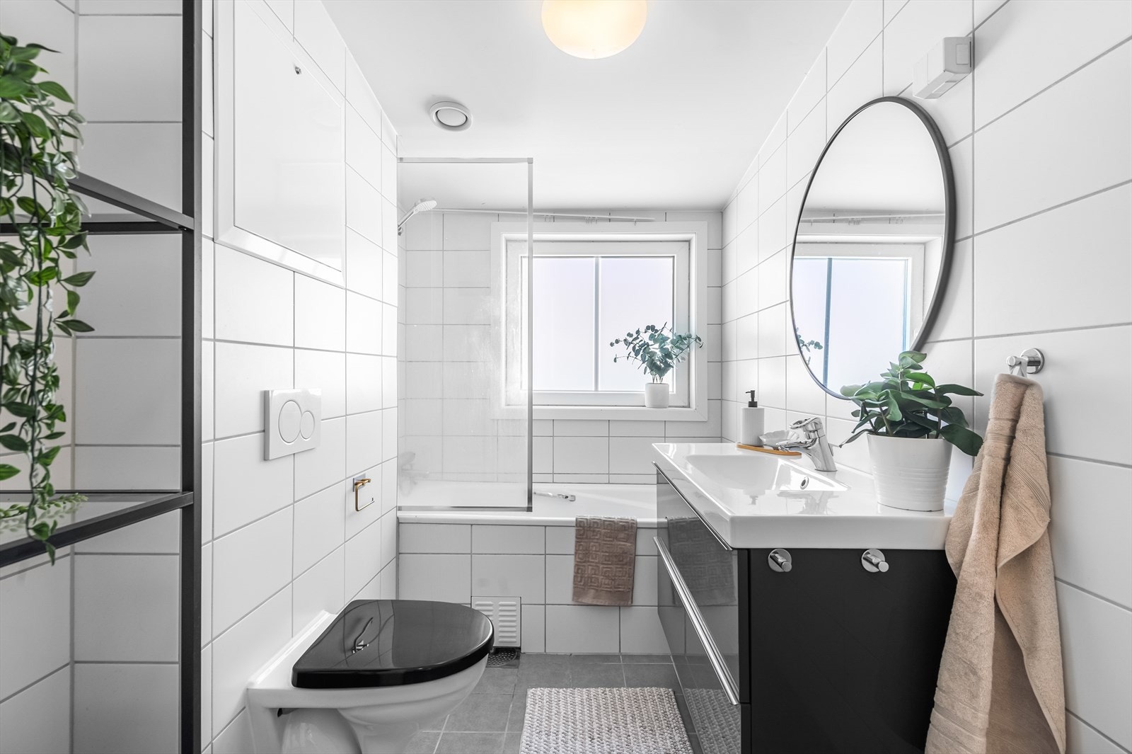 Delikat baderom fra 2016 med innmurt flislagt badekar. Galleribilde