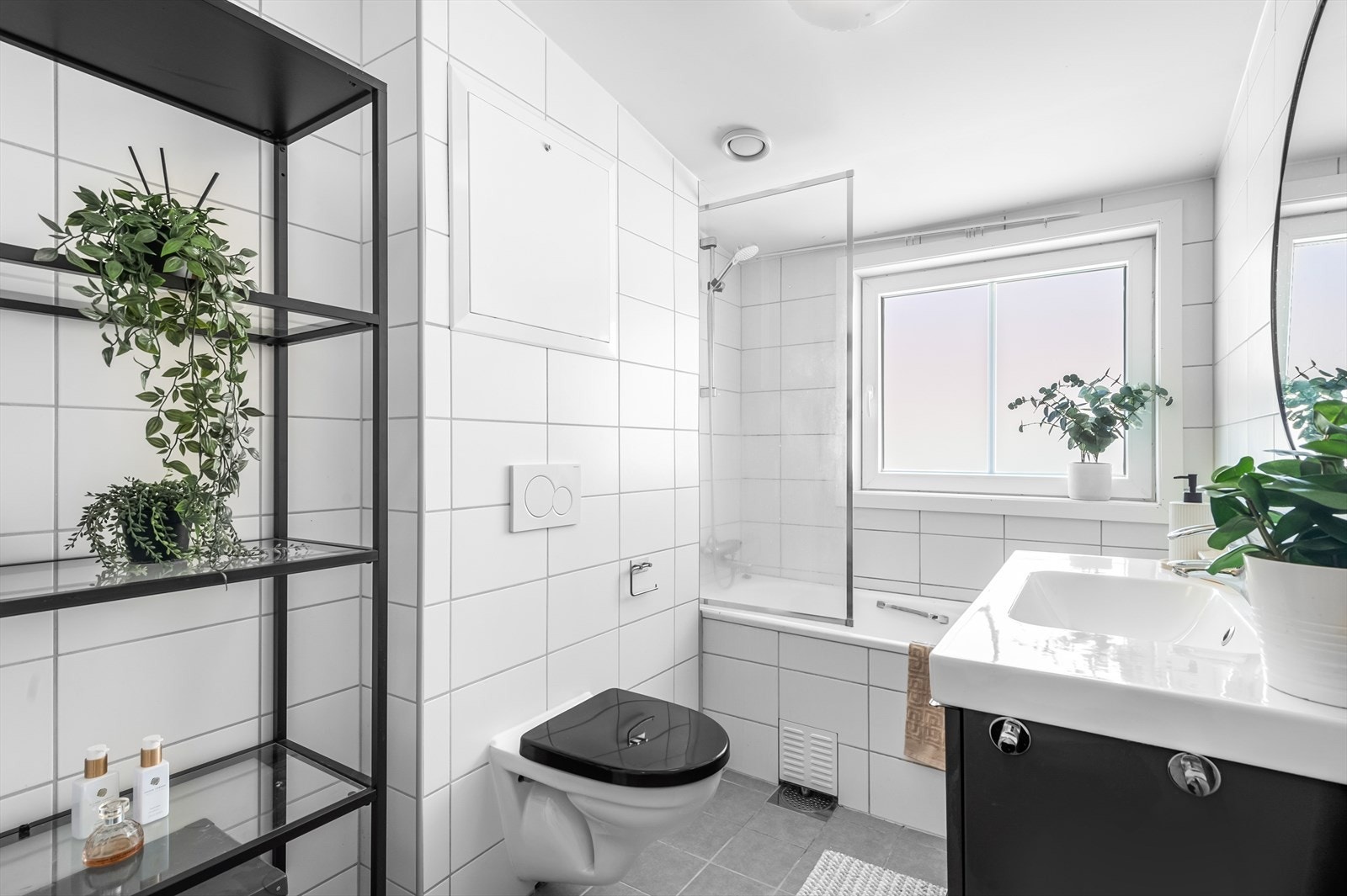 Dusjskillevegg i herdet glass.
Helservant med underskuffer. Vegghengt toalett. Galleribilde