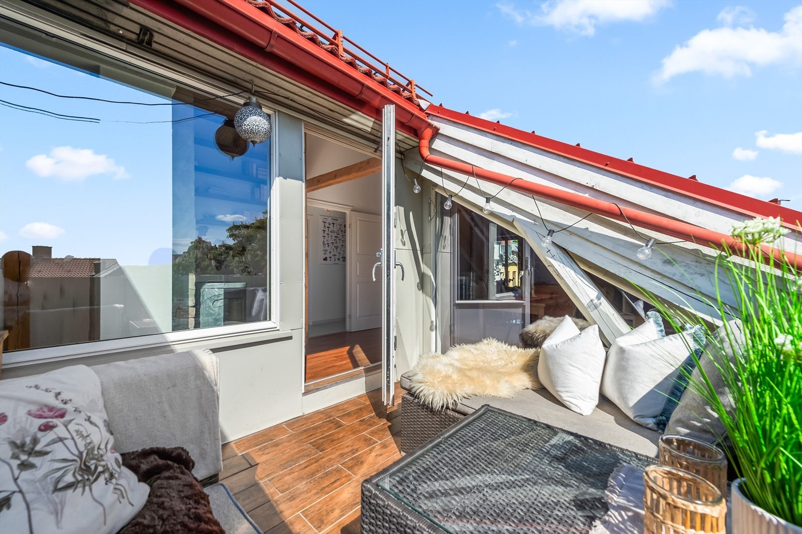 Inntrukket takterrasse ca. 6,5 m². Gulv dekket med fliser. Galleribilde