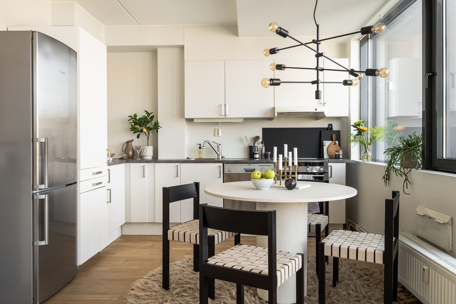 Selv om kjøkkenet er fra 2007, er det godt vedlikeholdt med normal bruksslitasje. I overgang mellom kjøkken og stuen er det god plass til spisebord. Galleribilde