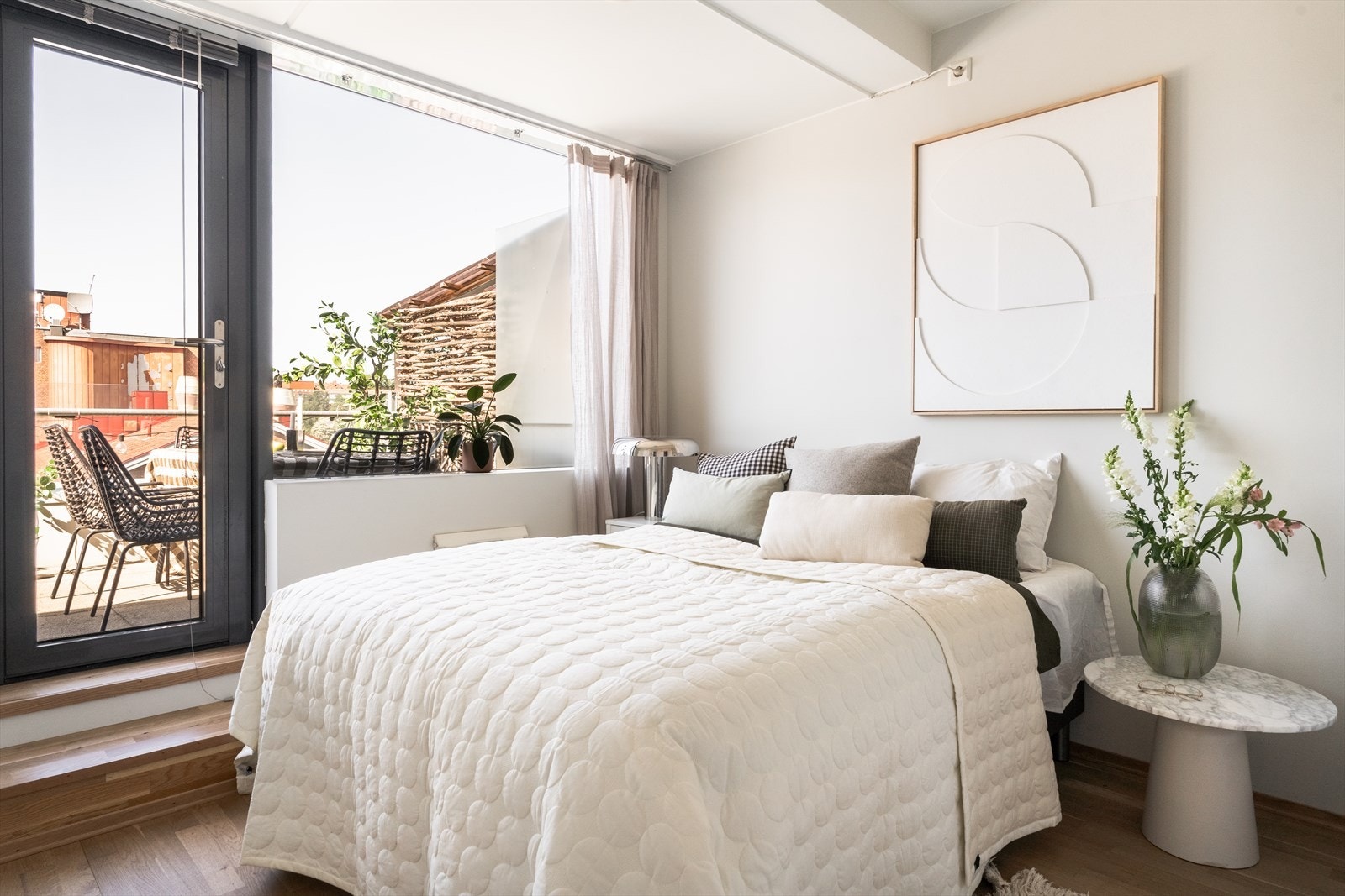 Den praktiske balkongdøren på soverommet gir direkte tilgang til den flotte terrassen, perfekt for å nyte morgenkaffen utendørs Galleribilde