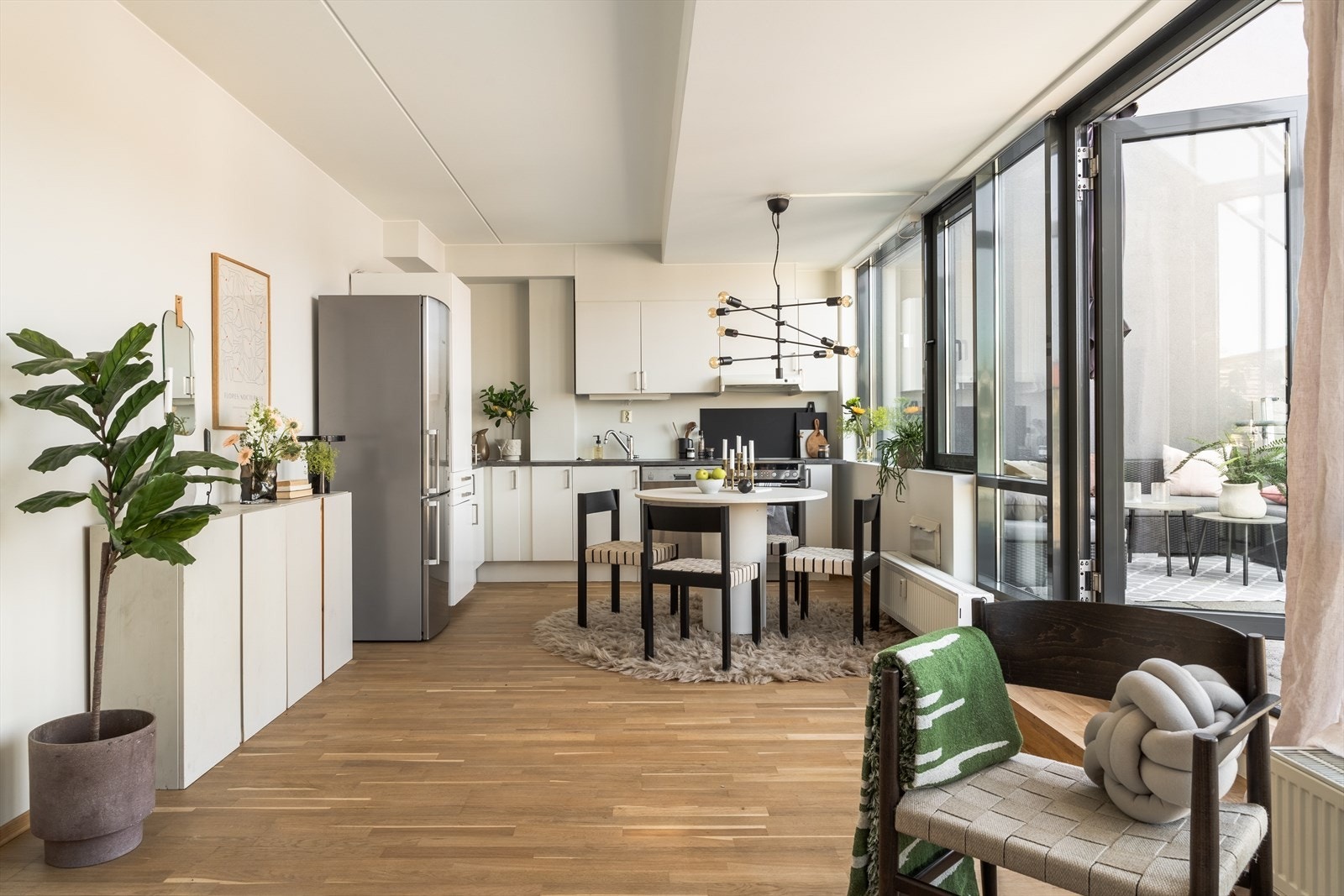 Kjøkkenet er et lyst og godt rom for deg som er glad i å lage mat! Kjøkkenet har en lys innredning med glatte fronter og en slitesterk laminat benkeplate. Her finner du alt du trenger, inkludert komfyr, kjøleskap/fryser og oppvaskmaskin. Galleribilde