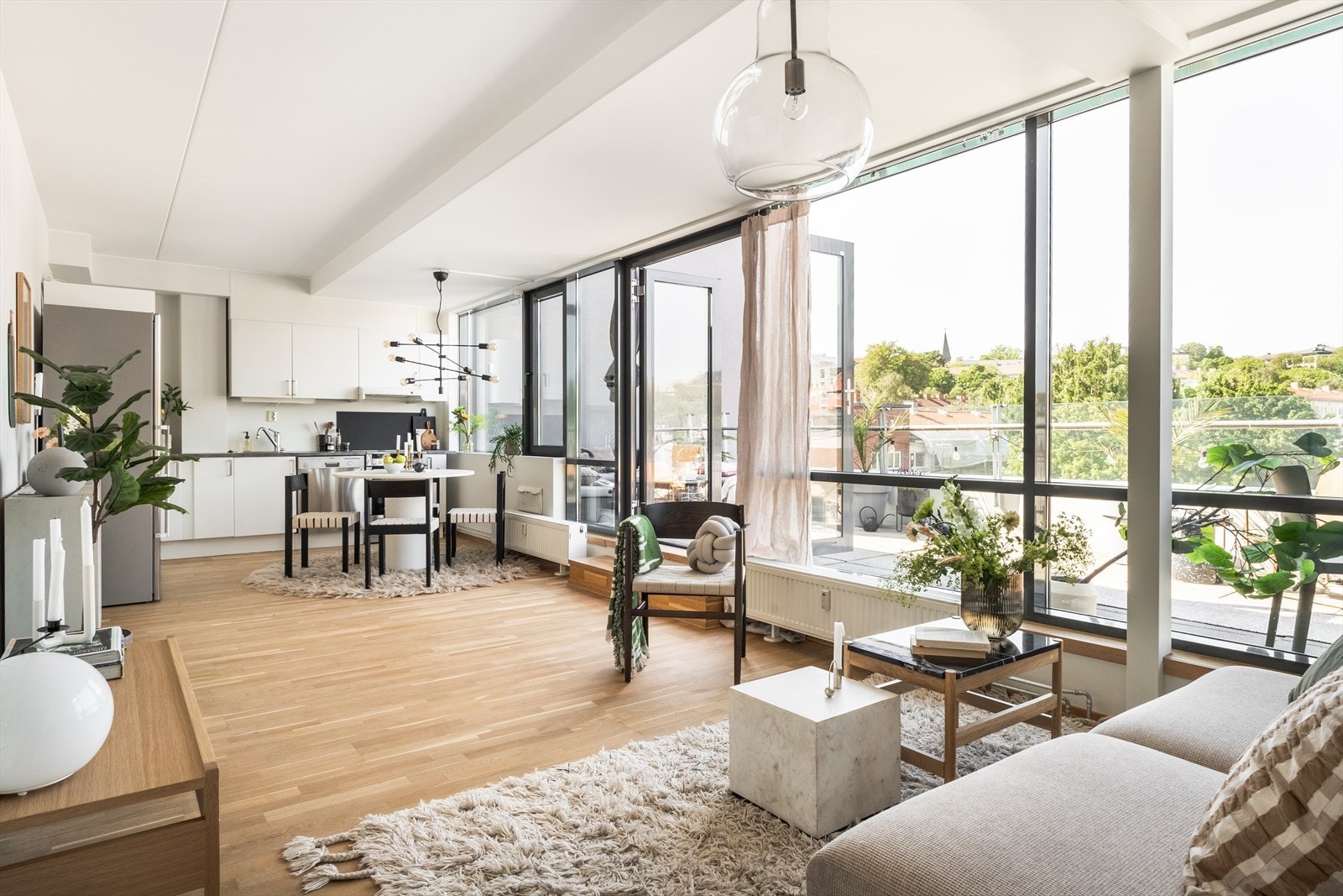 Leiligheten har en fantastisk stue hvor de store vinduene langs hele den ene langveggen gir rommet mye naturlig lys og en luftig atmosfære. Her bor du nydelig til, helt på toppen i fullstendig usjenerte omgivelser! Galleribilde