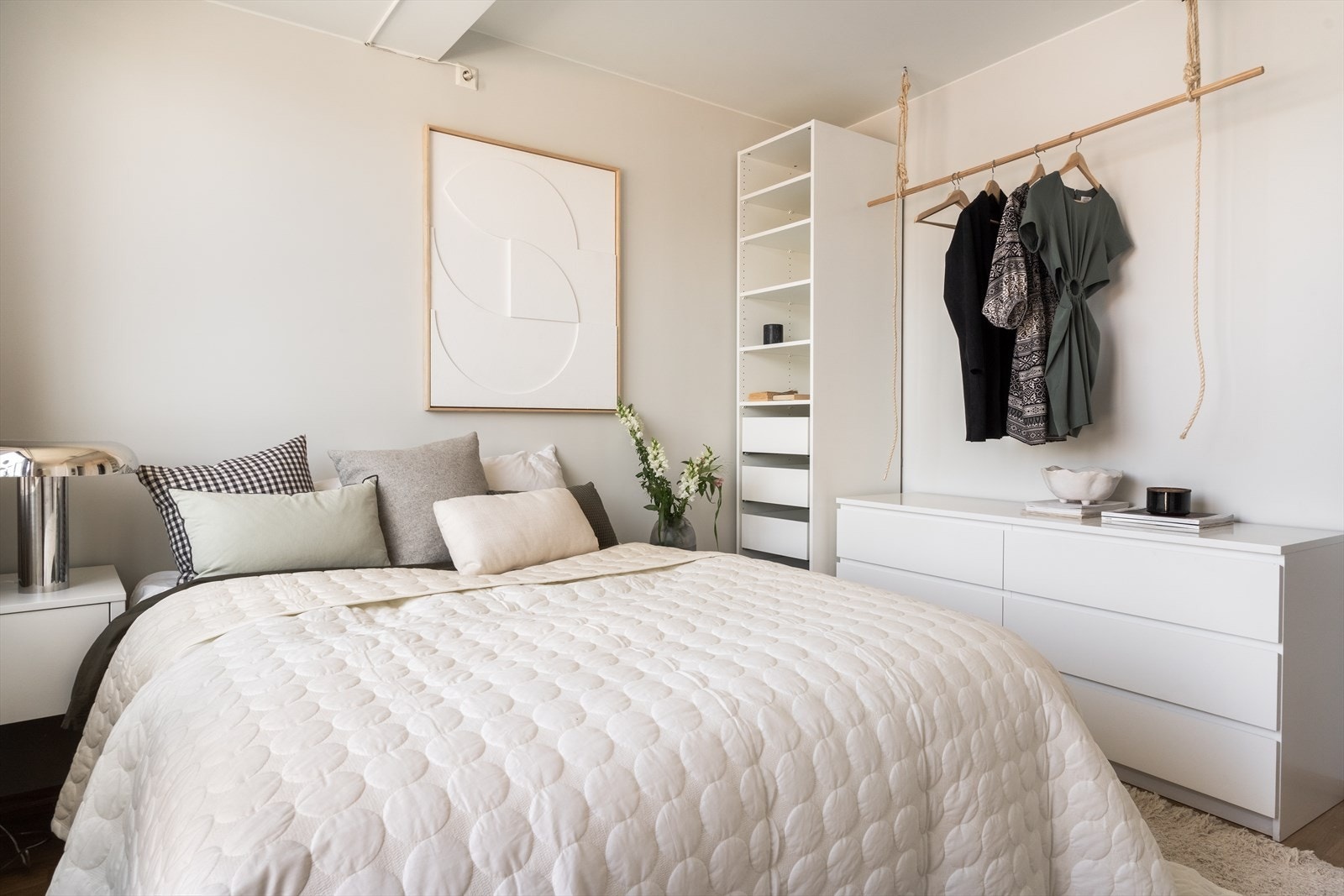 Det lyse og luftige soverommet gir en avslappende atmosfære. Soverommet har god plass til en dobbeltseng og nattbord på hver side. Med skap, skuffer og garderobestang er det rikelig med lagringsplass Galleribilde