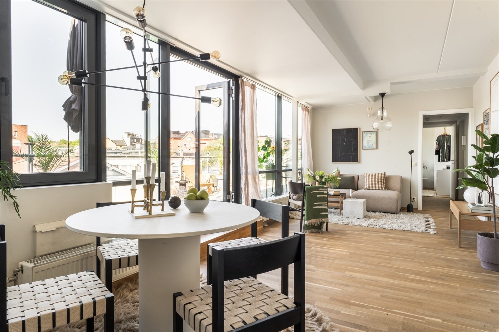 I stuen finner du et pusset og behandlet 3-stavs parkettgulv, som ble oppfrisket i 2024, sammen med nymalte overflater. Den åpne løsningen mot kjøkkenet skaper en følelse av romslighet, og det er god plass til å innrede med både en komfortabel sofagruppe Galleribilde