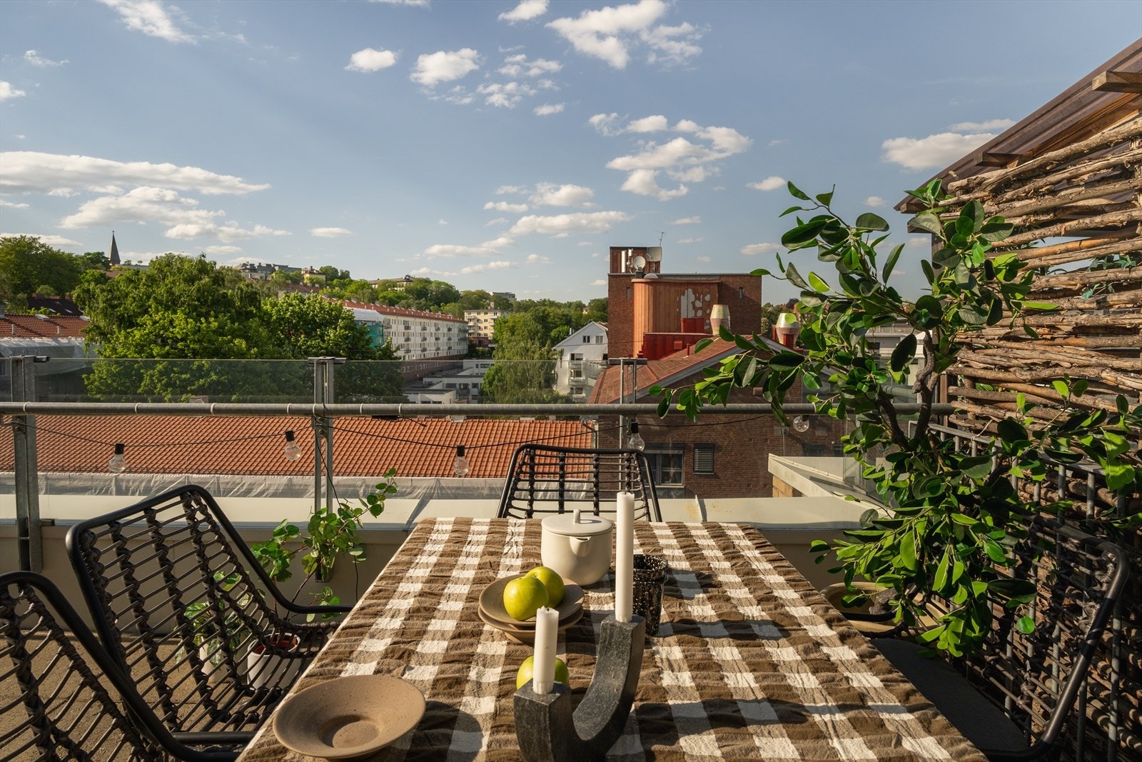 Dette er en virkelig unik mulighet til å skaffe seg en flott bolig med en sjeldent stor terrasse på hele 41 kvm hvor du kan nyte de varme sommerdagene. Galleribilde