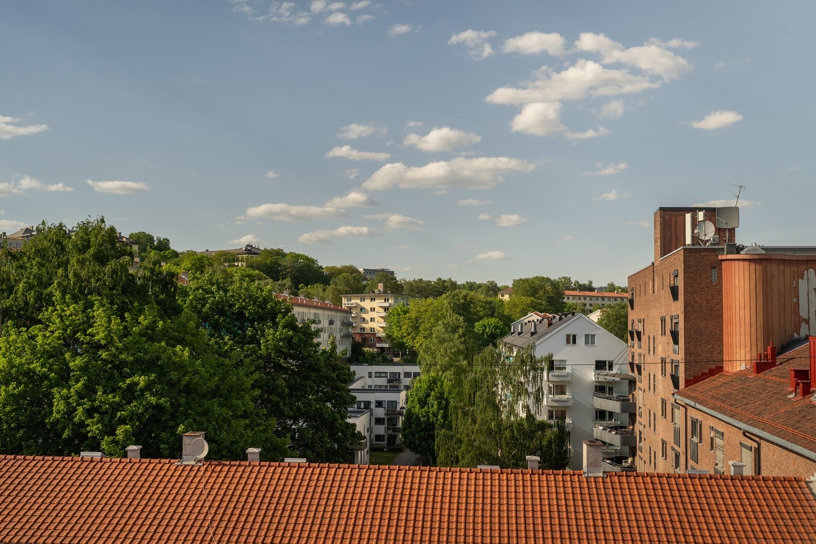 Her bor du på byens tak med hyggelig utsikt fra den store, private takterrassen. Dette er en virkelig unik mulighet til å skaffe seg en flott bolig med en sjeldent stor terrasse på hele 41 kvm hvor du kan nyte de varme sommerdagene. Galleribilde