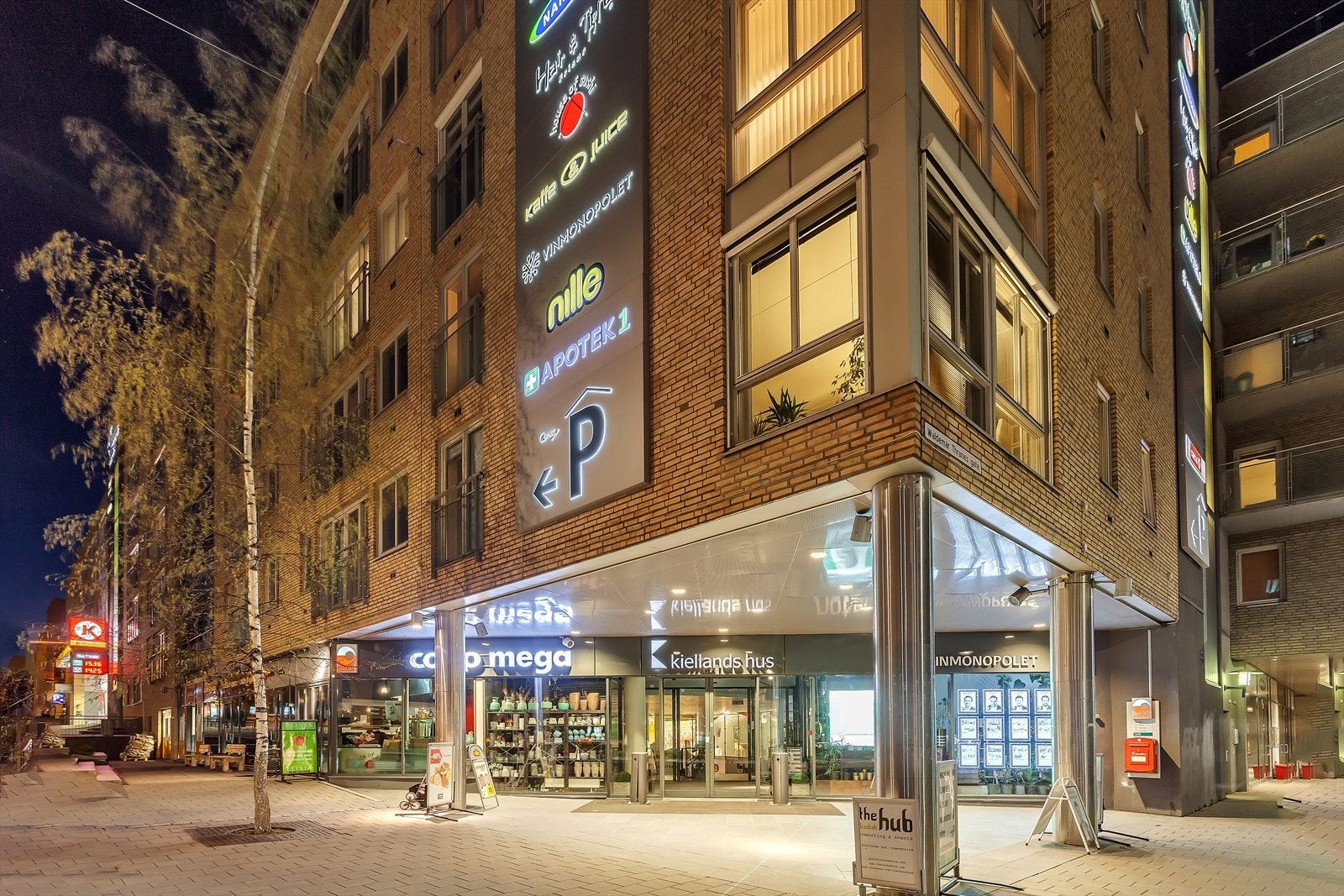 Kiellands hus ligger i samme bygg og her finner du bl.a. en stor og flott matbutikk, Nille, Apotek, Vinmonopol, frisør, blomster, bokhandel, sushi og baker. På dager med ruskete vær kommer du deg tørrskodd via garasjeanlegget til senteret Galleribilde