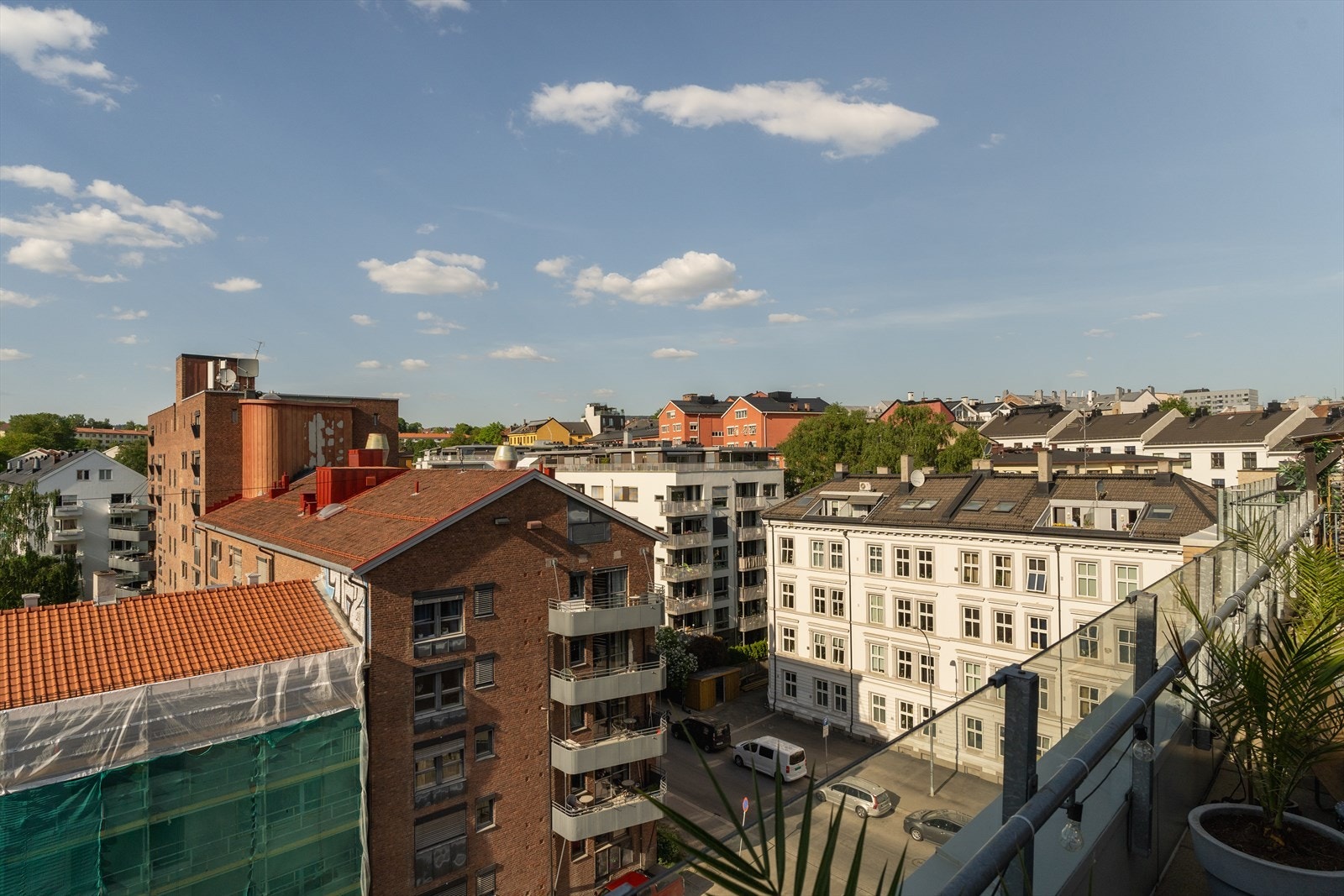 Med nordvendt plassering og en langstrakt utsikt fra 6. etasje, er dette det perfekte stedet for hyggelige grillkvelder, urtehager eller et sted å bare nyte varme sommerdager i din egen private oase. Galleribilde