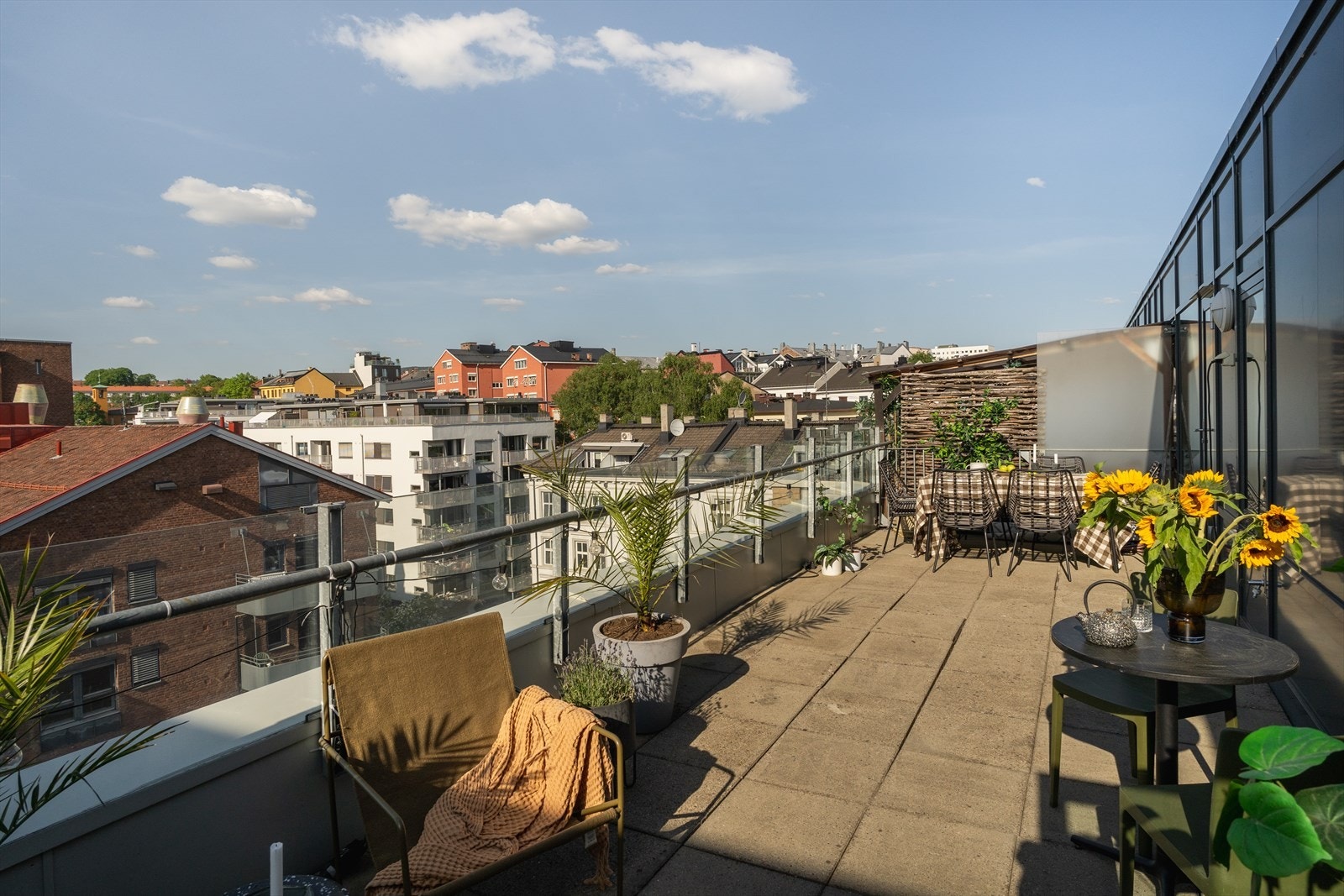 En terrasse for å nyte livet, de fine sommerdagene med godt selskap! Bokvalitet på sitt aller beste! Galleribilde