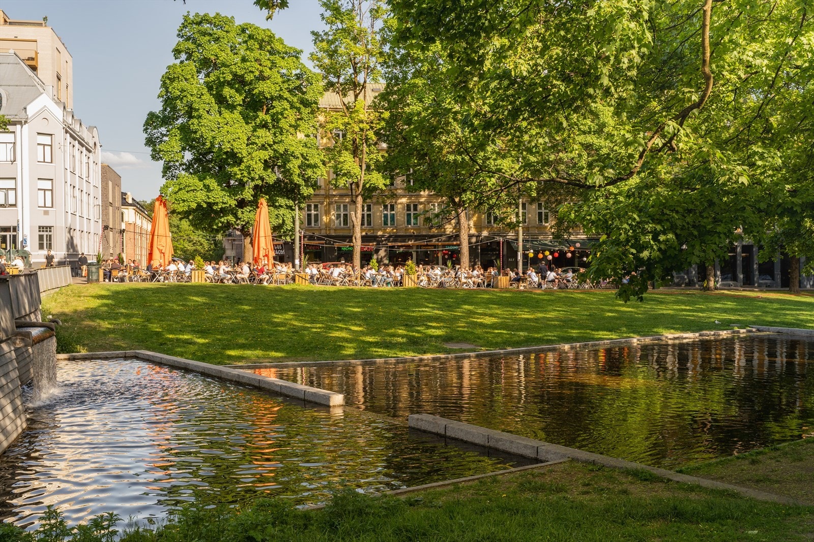 Nærområdet ved Alexander Kiellands plass har populære uteserveringer hvor nabolaget samles til trivelige sommerkvelder Galleribilde