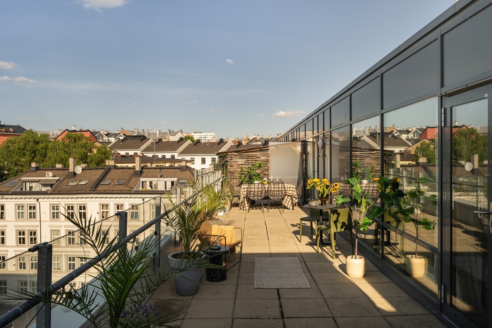 Leiligheten har en fabelaktig beliggenhet i 6. etasje med heisadkomst i moderne bygård oppført i 2007. Her bor du på byens tak med hyggelig utsikt fra den store, private takterrassen Galleribilde