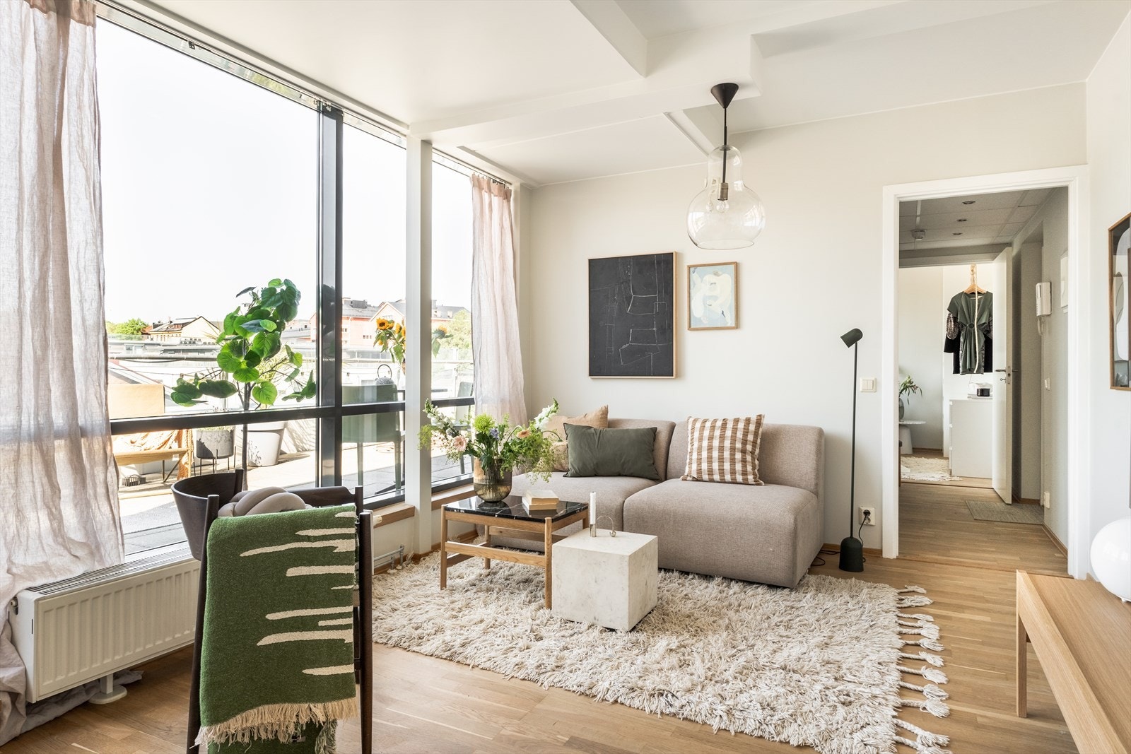 Et fantastisk lysinnfall gir en luftig og fin romfølelse og ikke minst trivsel! Galleribilde