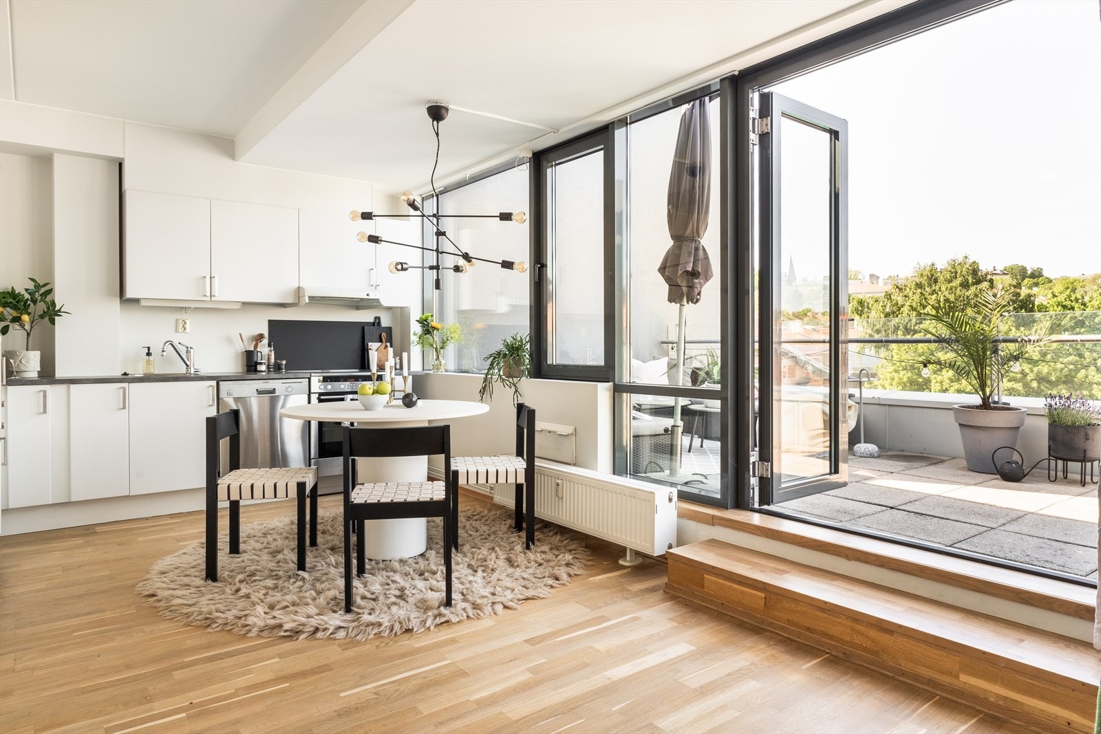 De store vinduene gir en super kontakt med din egen terrasse, mot byens tak og grønne tretopper. Galleribilde