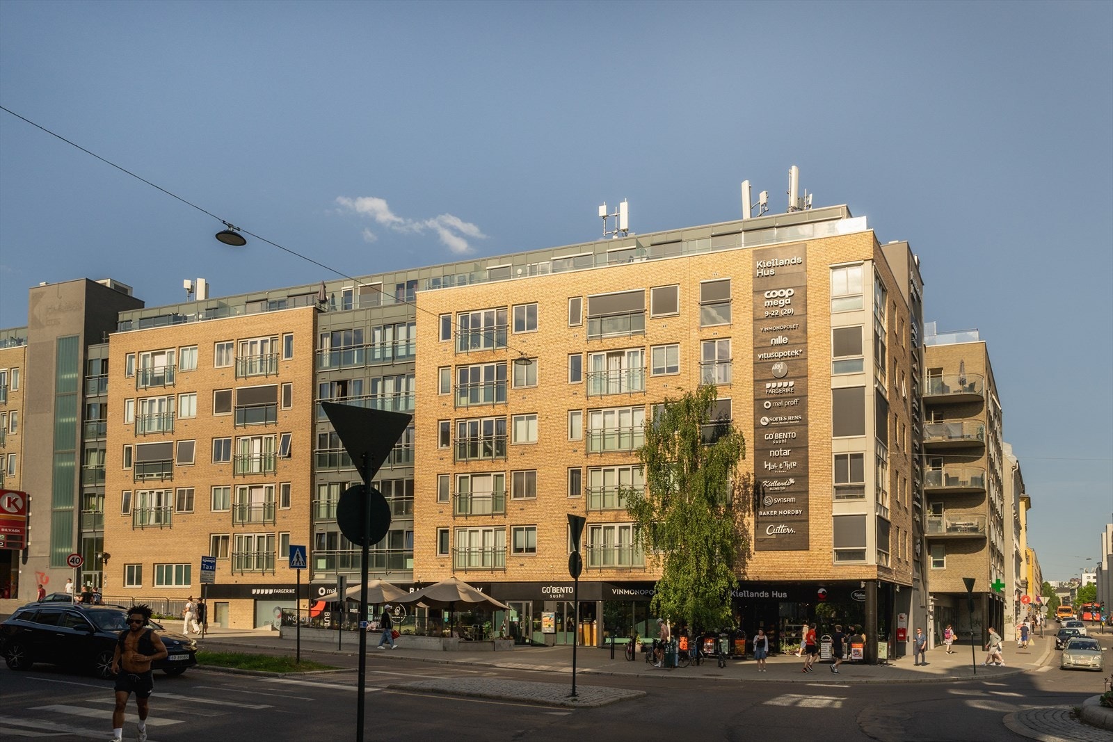 Leiligheten ligger supersentralt til i bakkant av Kiellands Hus i rolige omgivelser! Easy living med velassortert dagligvare og flere butikker i samme bygg. Offentlig kommunikasjon rett utenfor døren. Galleribilde