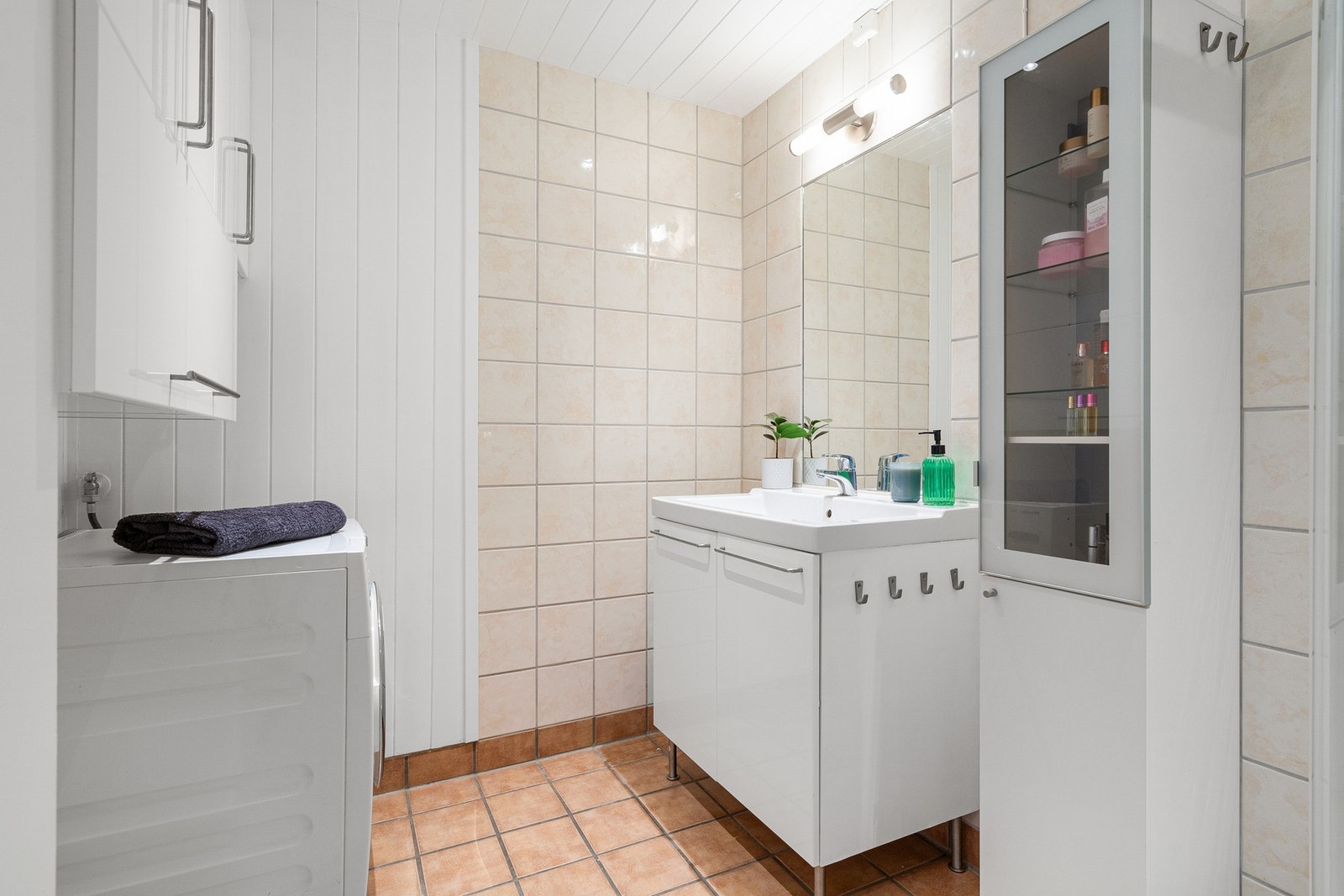 Det er god plass til vaskemaskin på badet. Galleribilde