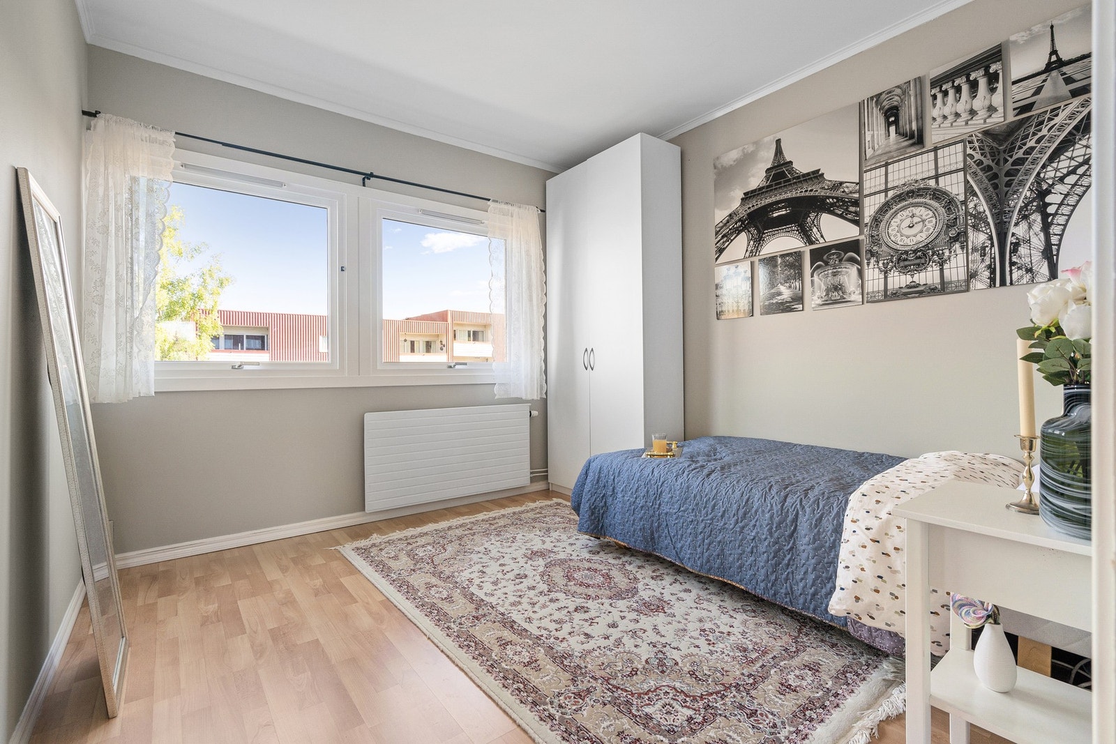Også her er det god plass til dobbeltseng og garderobe. Galleribilde