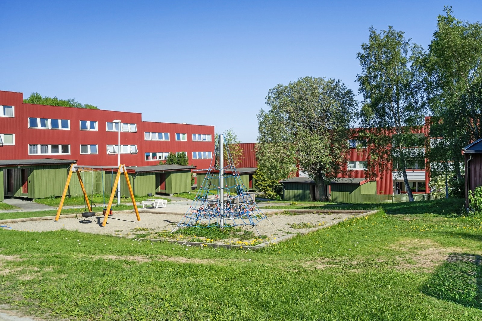I borettslaget er det pent opparbeidet med lekeplasser, sittegrupper, hyggelig beplantning og grøntområder, samt gode internveier. Galleribilde
