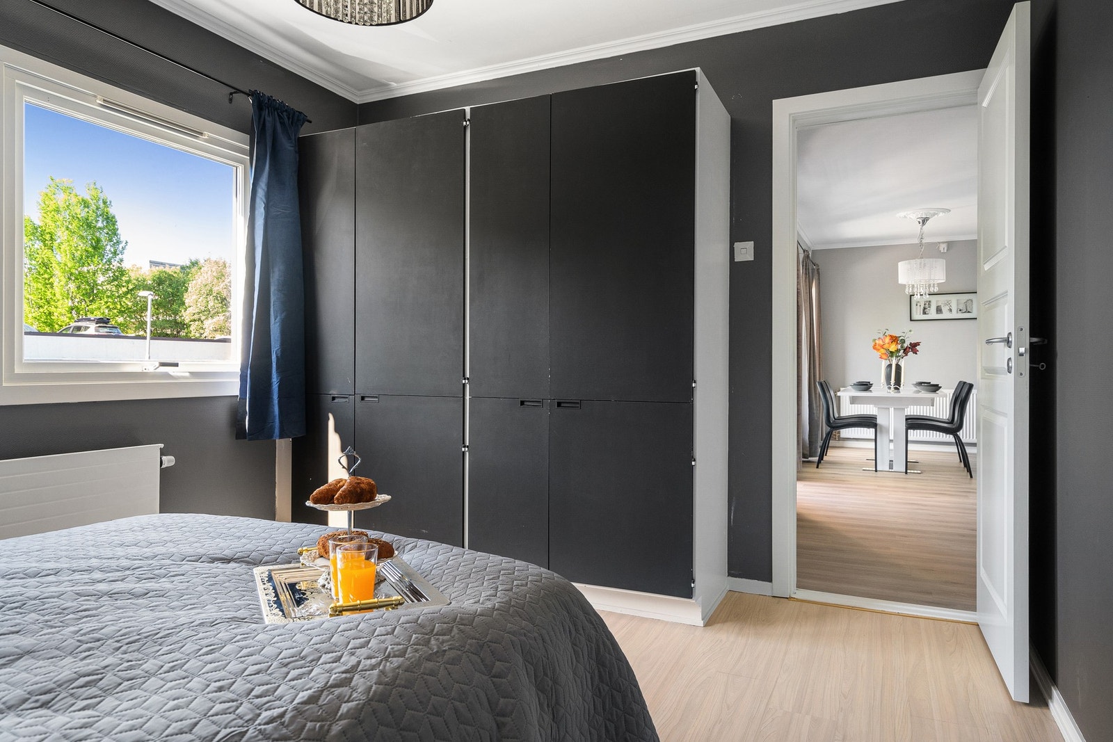 Det er god plass til dobbeltseng og garderobeskap. Galleribilde