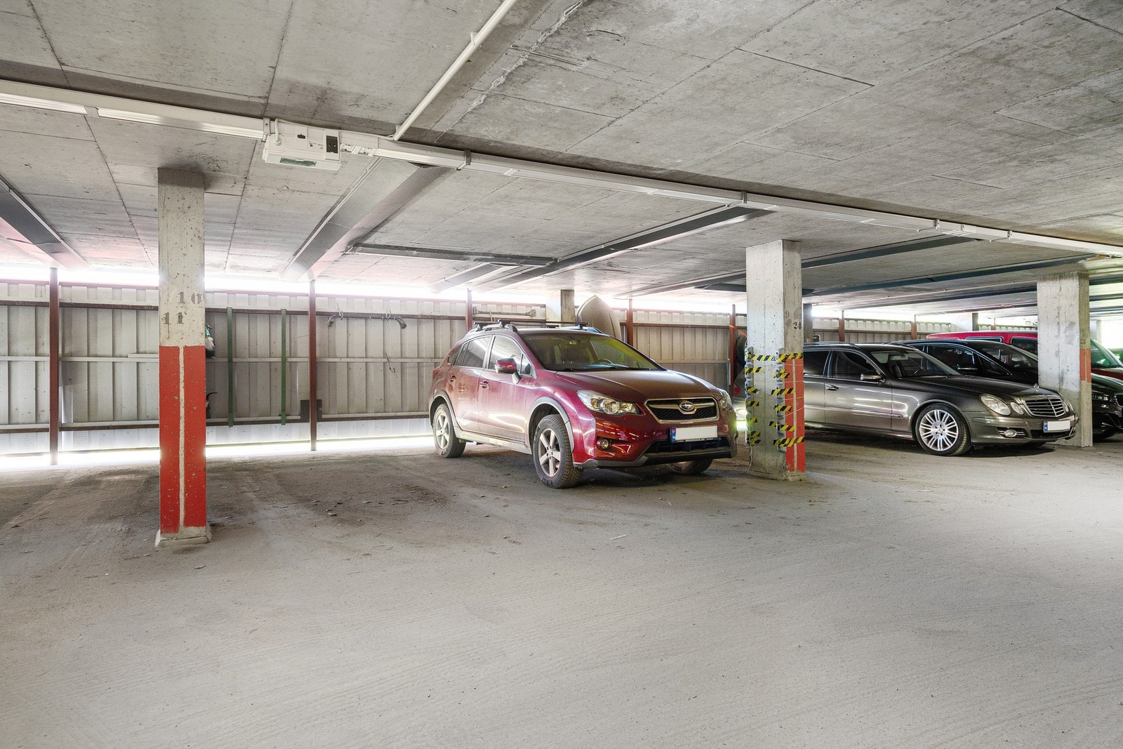 Egen parkeringsplass i felles garasjeanlegg samt gjesteparkering på garasjetaket. Galleribilde
