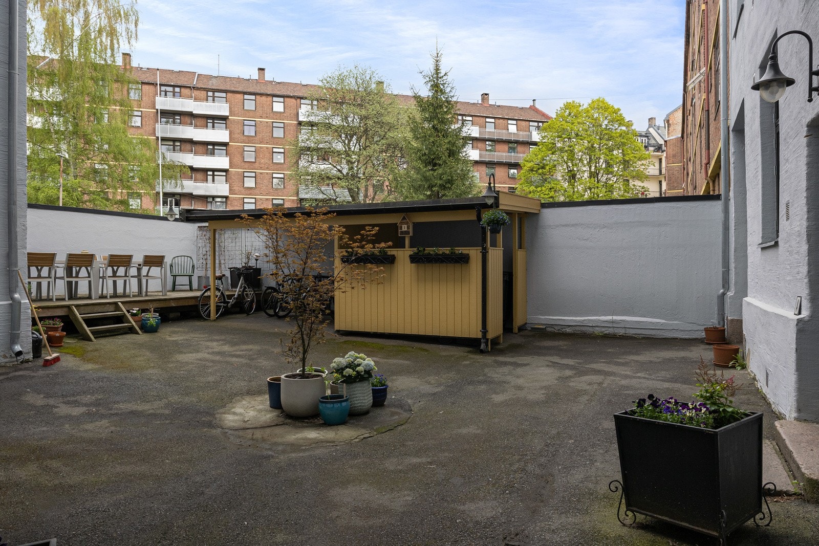 Trivelig bakgård med felles terrasse og utemøblement. Galleribilde