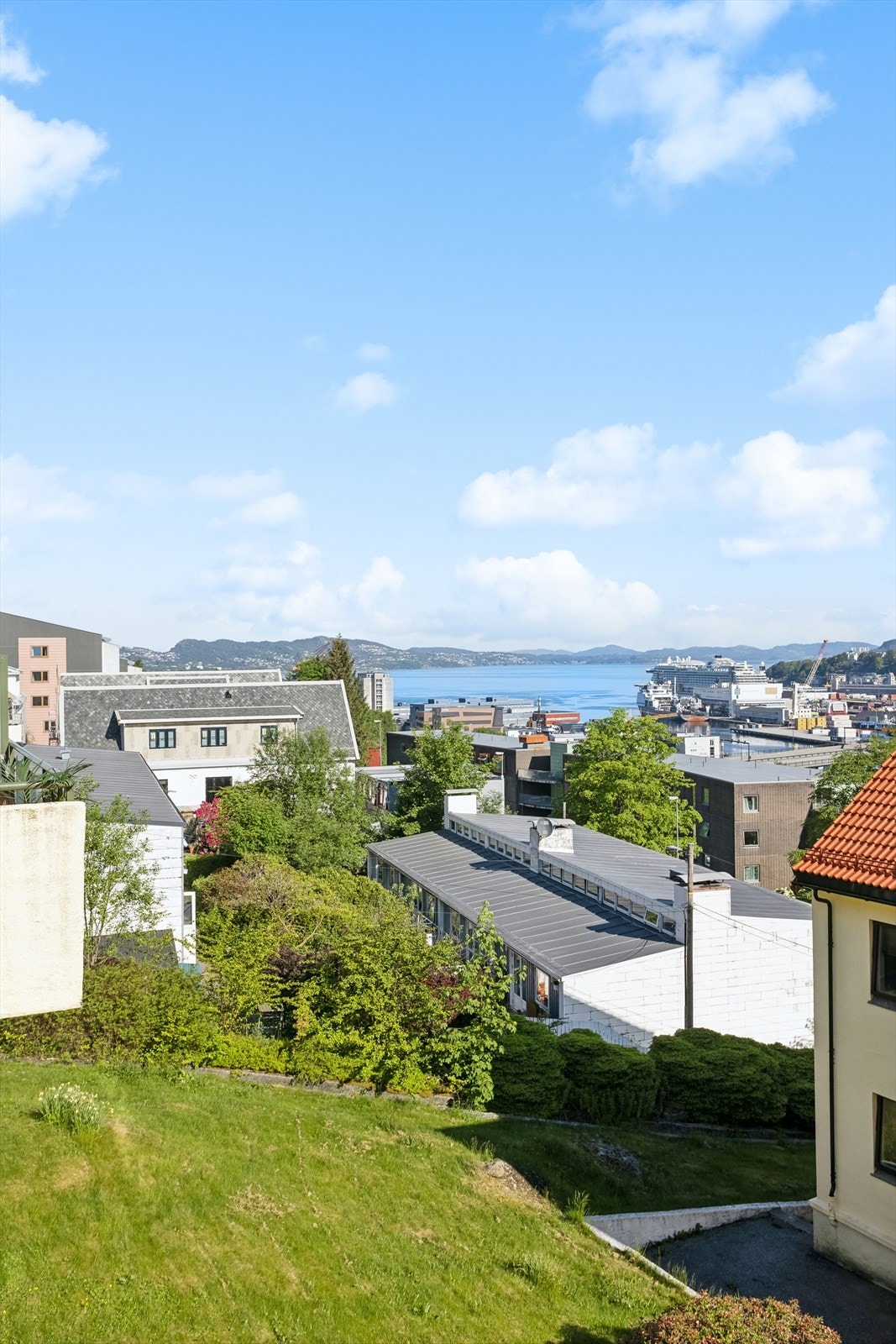 Utsikt mot Byfjorden Galleribilde