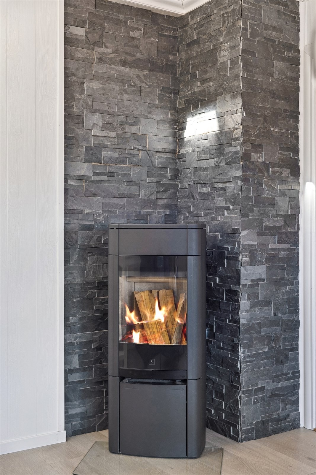 Rentbrennende peisovn i leiligheten Galleribilde