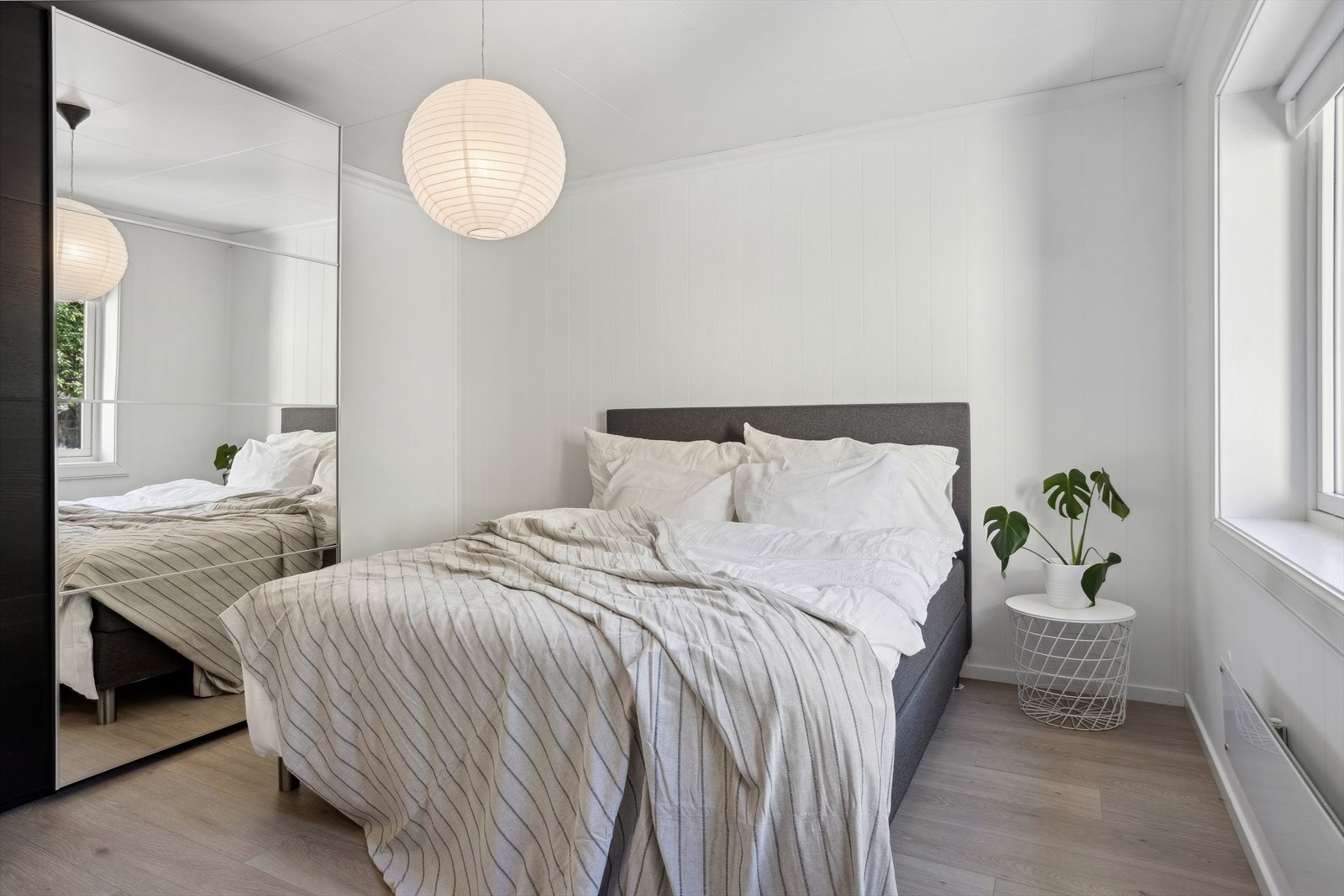 Hovedsoverommet har skyvedørsgarderobe og god plass til seng og nattbord Galleribilde