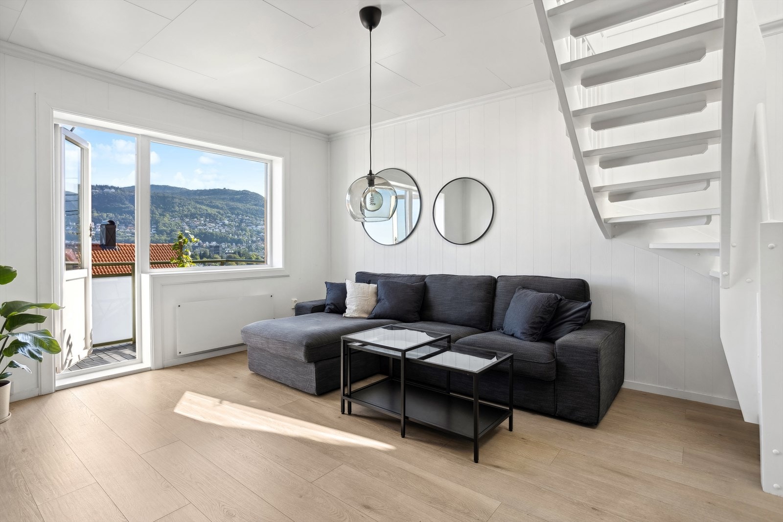 Leiligheten har en åpen stue/kjøkkenløsning med utgang til balkong Galleribilde