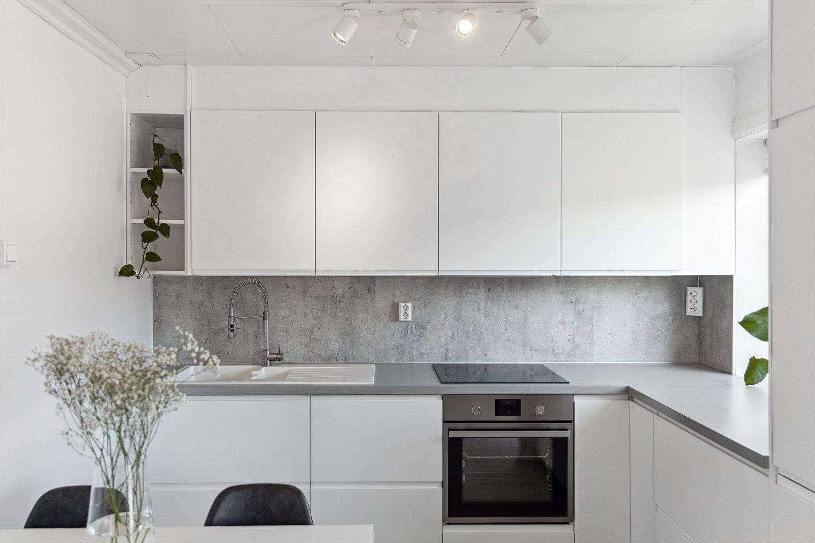 Kjøkkenet har god skap-, og benkeplass Galleribilde