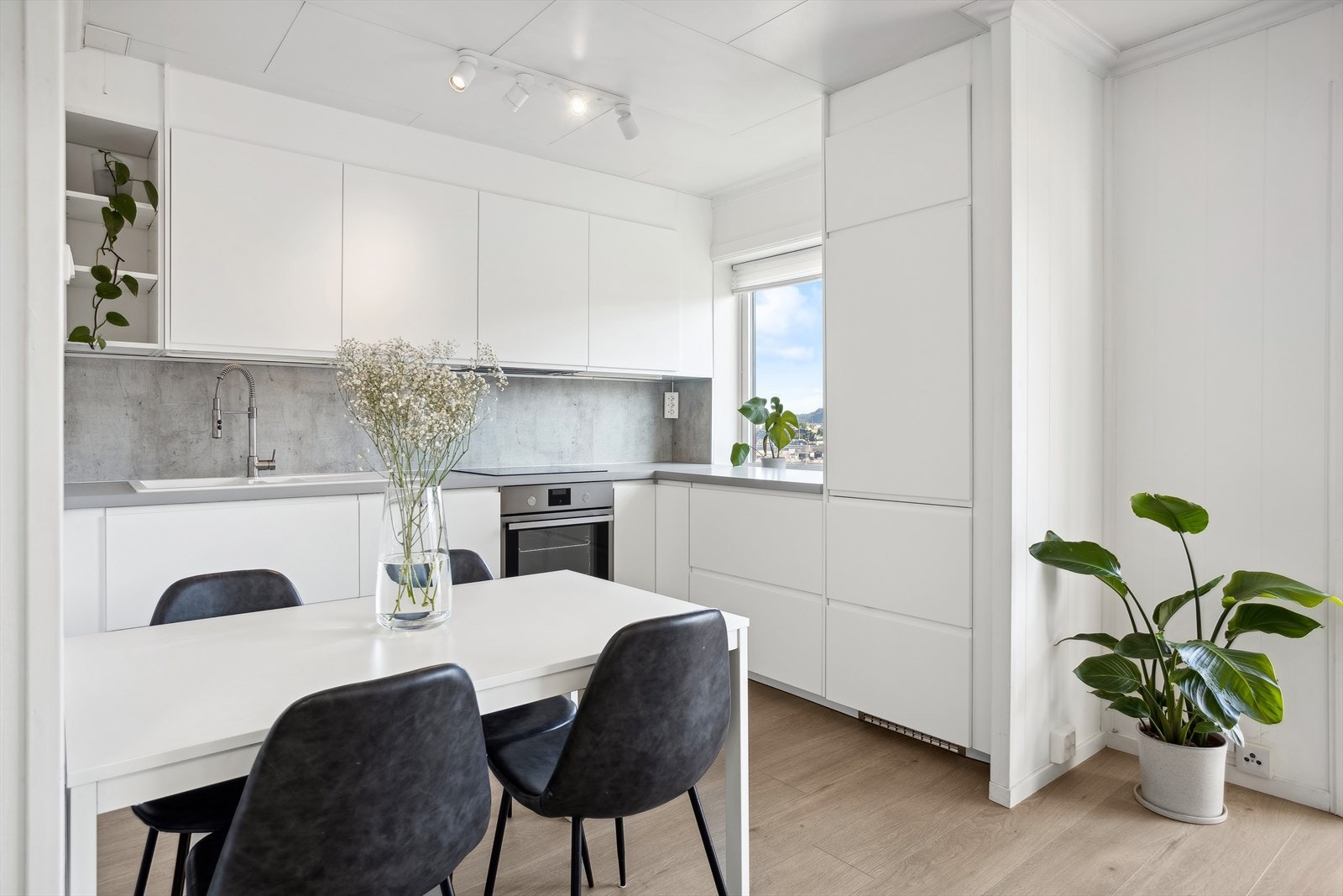 Lekkert og tidløst kjøkken med integrerte hvitevarer Galleribilde