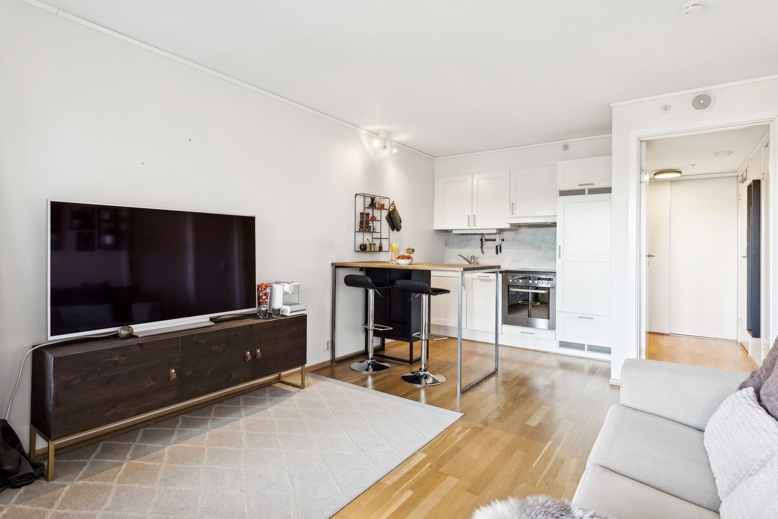 Selger har innredet med praktisk høybord som fungerer som et skille på de sosiale sonene. Galleribilde