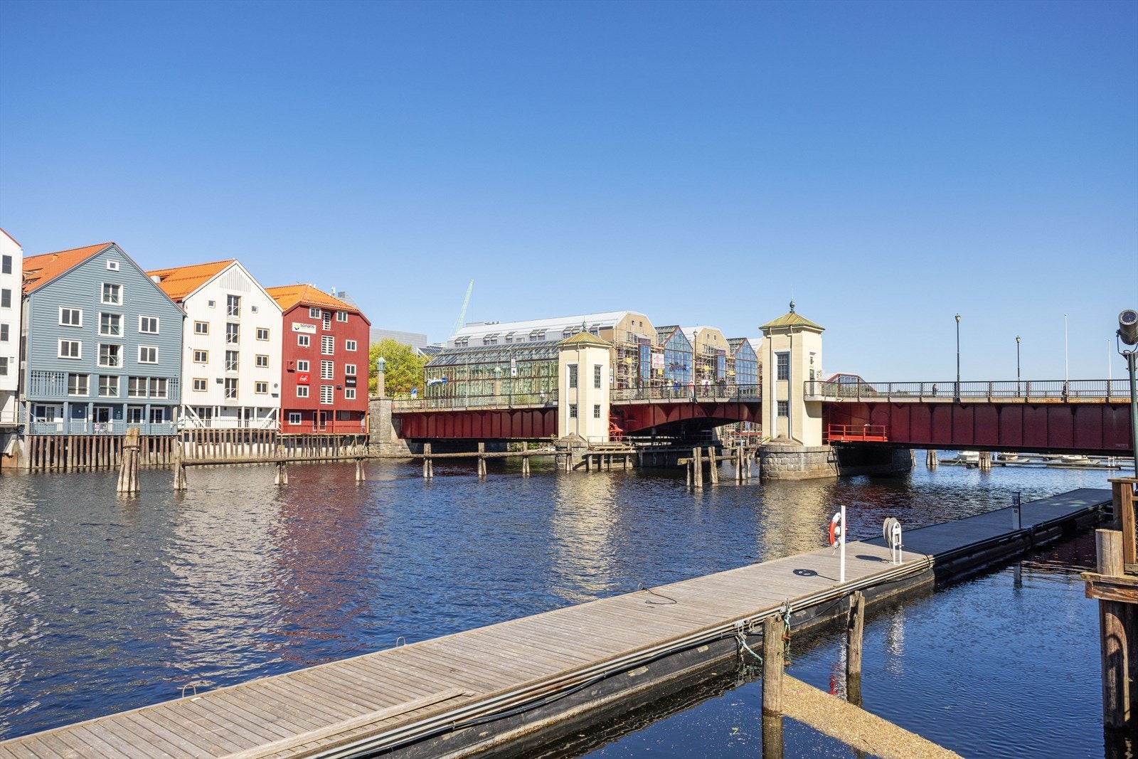 Leiligheten ligger sentralt men samtidig tilbaketrukket med rolig beliggenhet på Bakklandet. Galleribilde