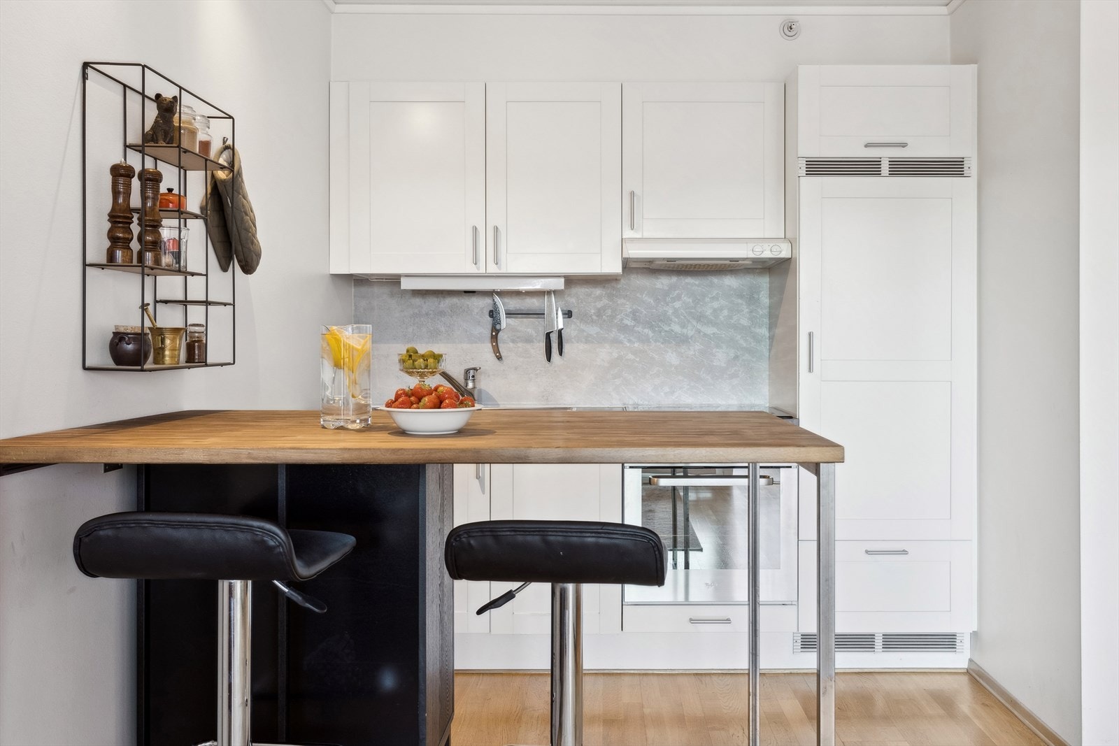 Praktisk kjøkken innredet med integrertkjøleskap, komfyr og oppvaskmaskin. Galleribilde