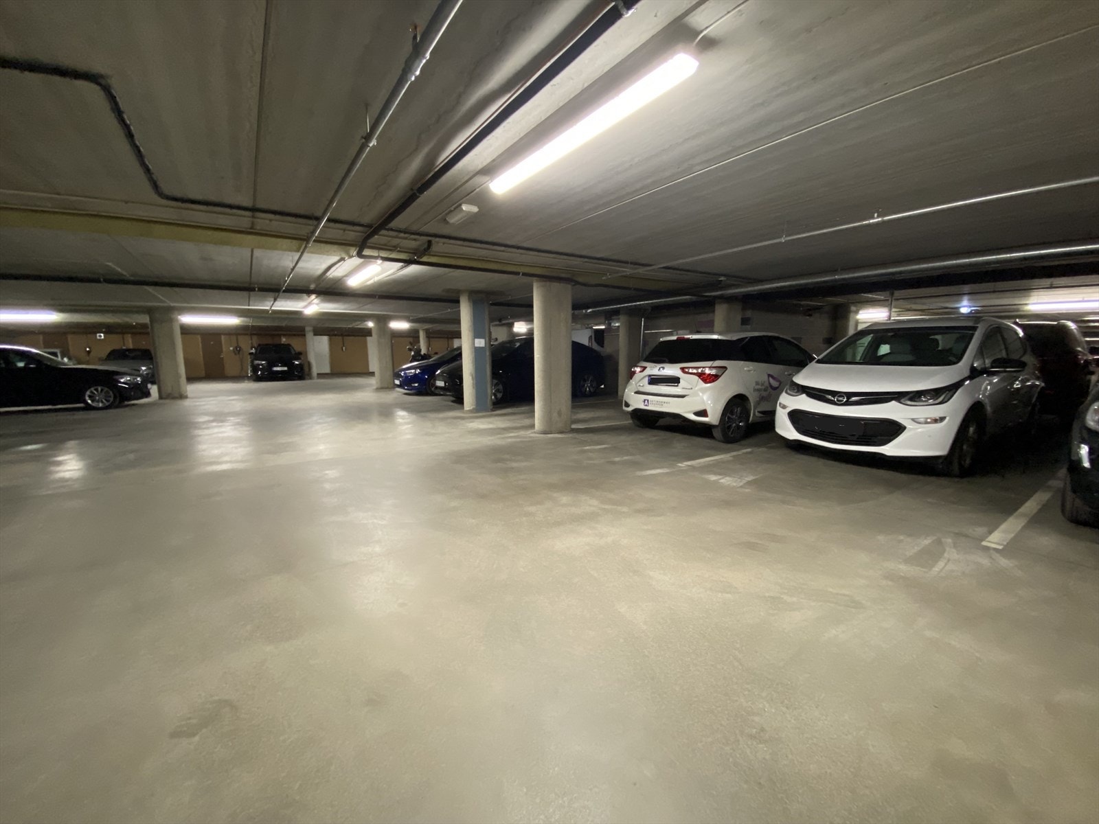 Fast p-plass i oppvarmet kjeller. Det er også sykkelparkering i bakgård og garasjeanlegg. Galleribilde