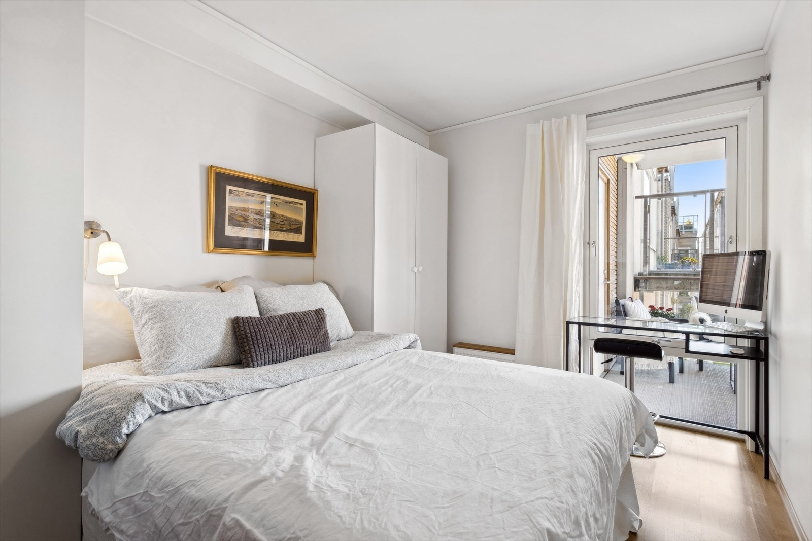 Soverommet er ca 9,8 m². Det innehar to garderobeskap som vil medfølge handelen. Galleribilde