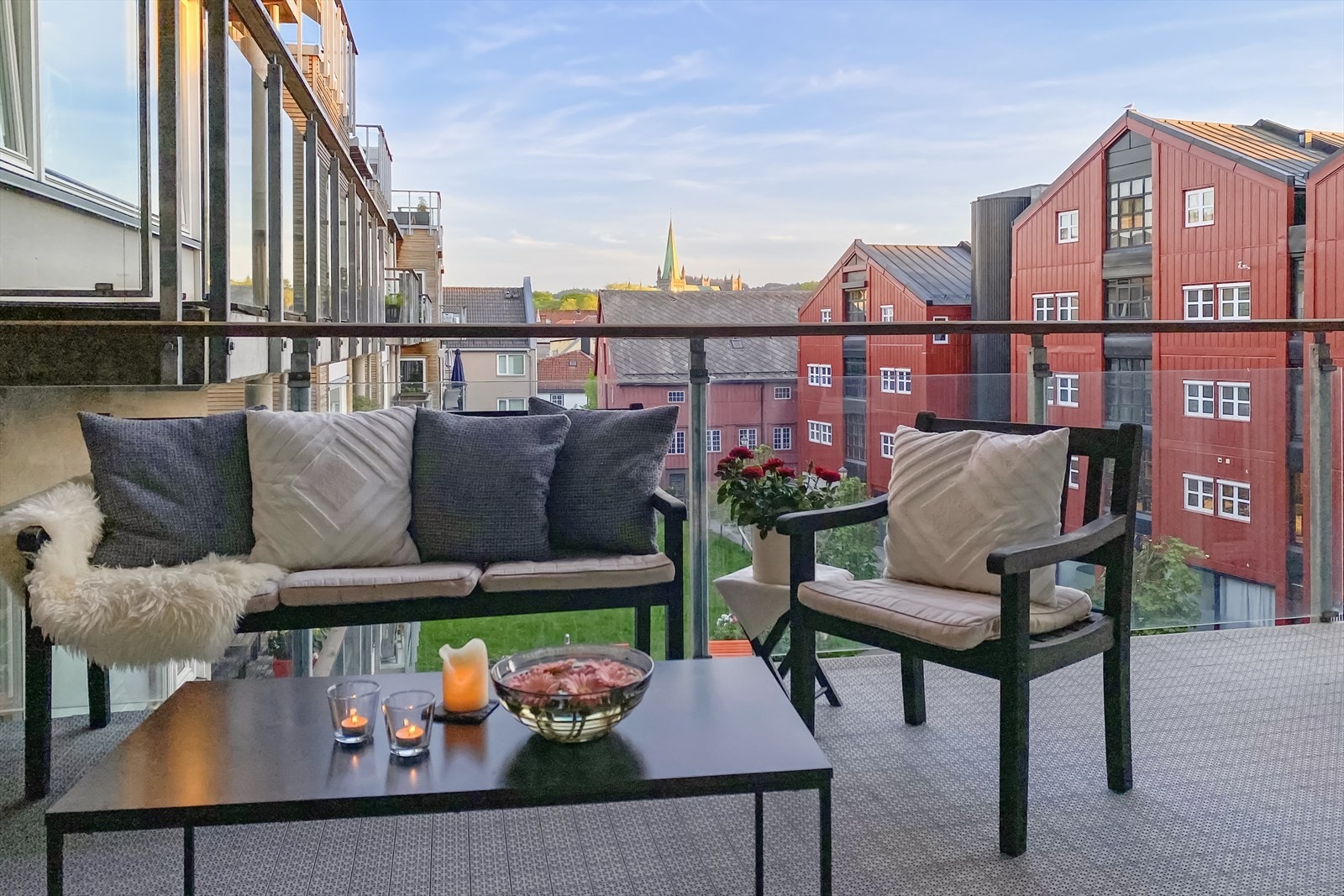 Her kan du nyte utsikten til Nidarosdomen og Bakklandets sjarmerende trehusbebyggelse på bryggen. Galleribilde