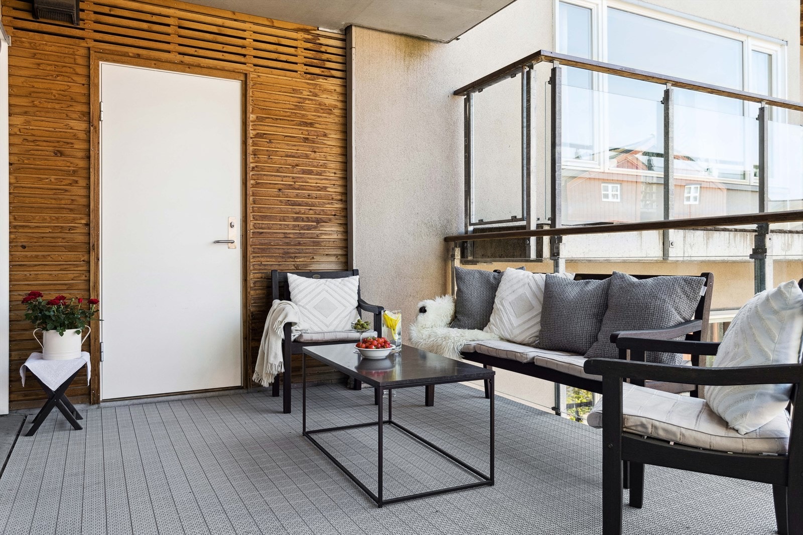 Bod på balkongen huser fryseboks, og har god og praktisk plass til stolputer, vinteropplag av utepotter etc Galleribilde