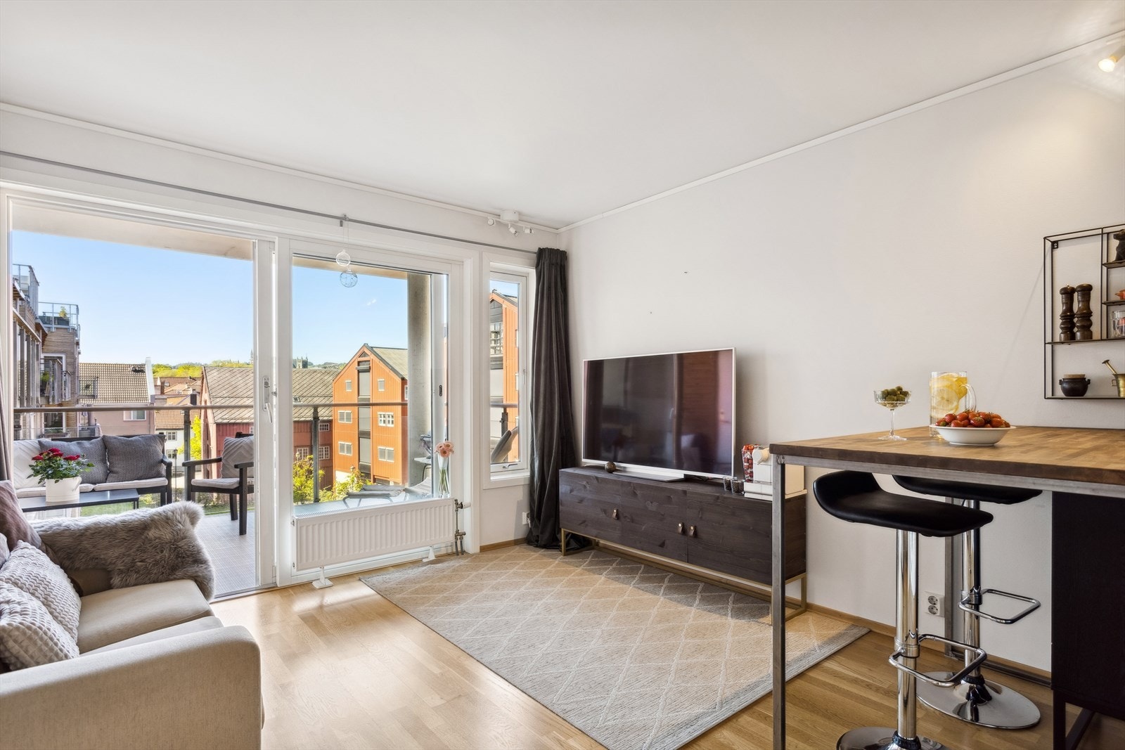 Leiligheten har direkte utgang til privat balkong på 13,9 m² Galleribilde