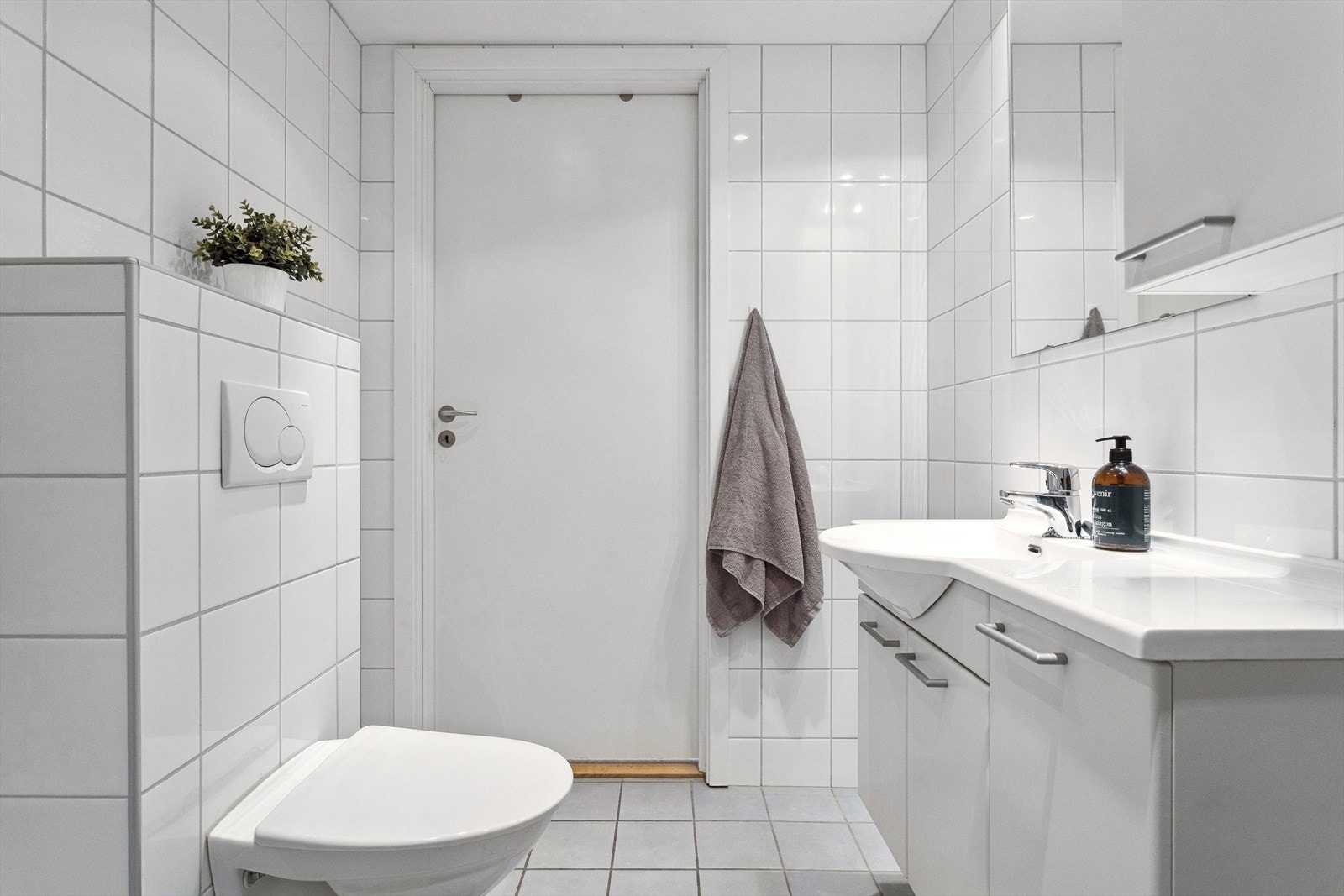 Baderommet er ca 4,2 m² og har flis på gulv og vegg, malt slett himling. Galleribilde