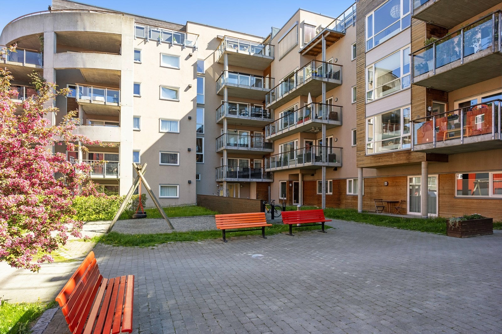 Leiligheten er vendt mot en rolig bakgård og flotte grøntarealer. Galleribilde