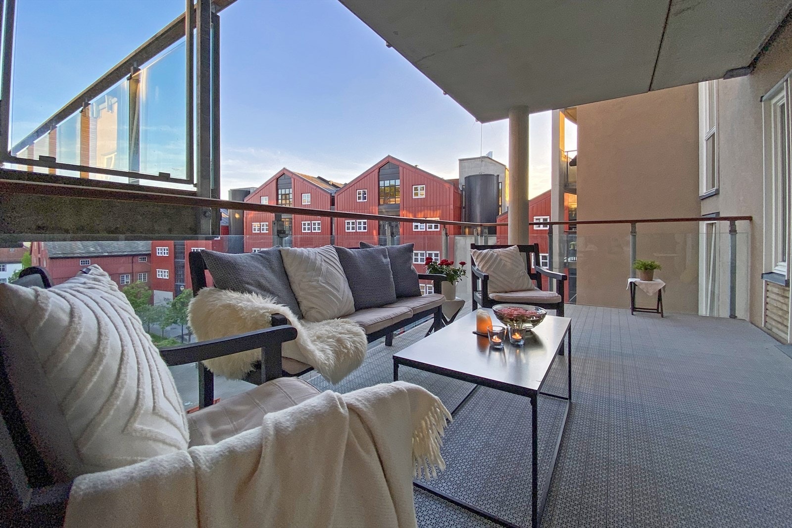 Balkongen er av god størrelse og byr på flere møblerngsmuligheter. Galleribilde