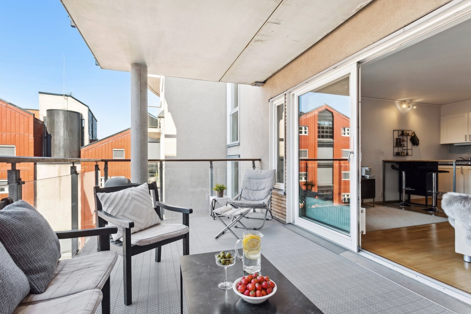 Selger opplyser om at en kan nyte solen på balkongen fra ca. 12.00 - 21.00 midtsommers Galleribilde