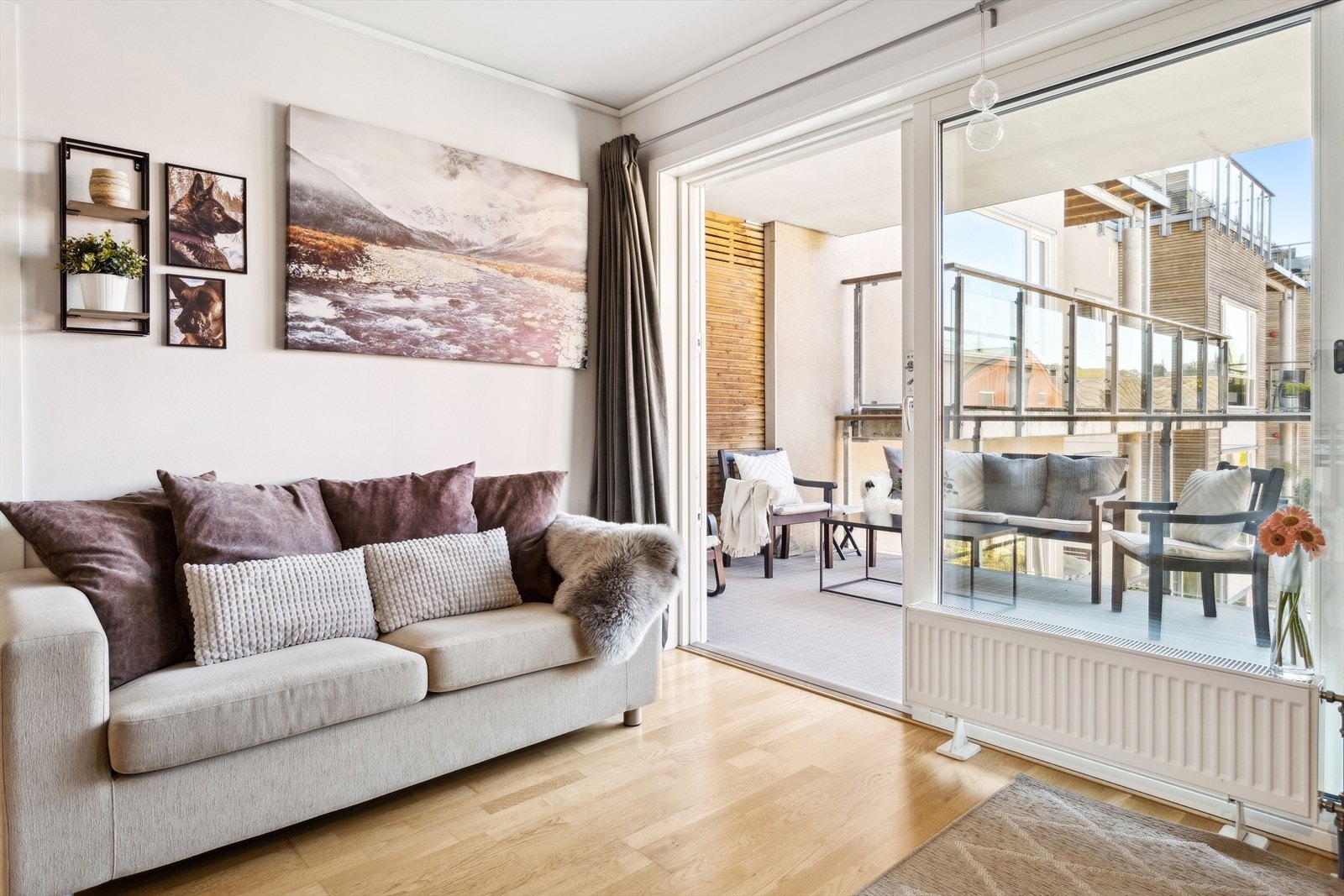 Balkongskyvedør med 2-lags glass. Ytterdør har B30 brannklassifisering og 40DB lydreduksjon. Galleribilde