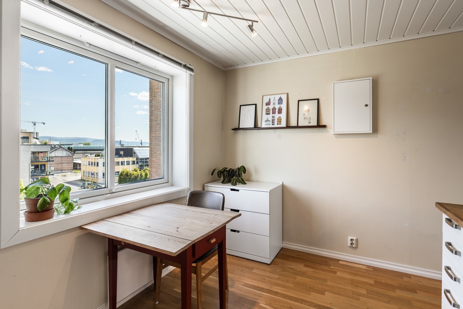 Videre er kjøkkenet utstyrt med kullfilterventilator, benkestikk og opplegg for oppvaskmaskin, samt nisje for komfyr og plass til kjøleskap. Galleribilde
