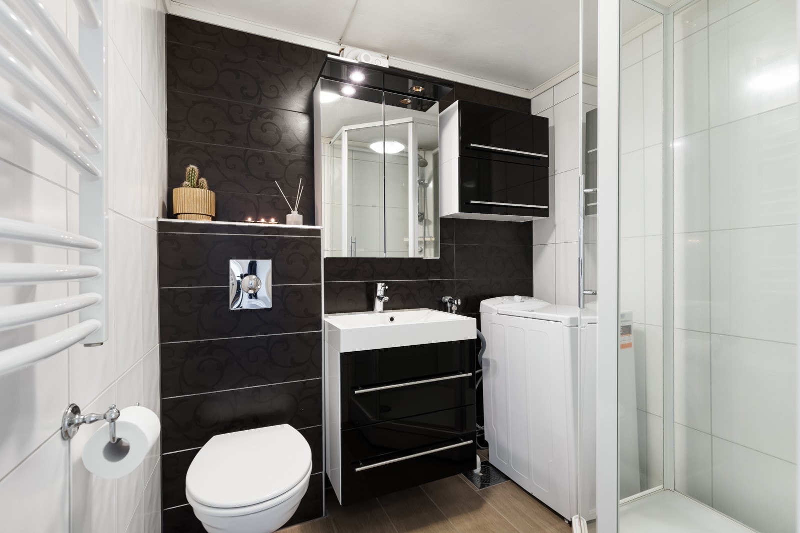 Badet ble pusset opp i 2009, og fremstår som velholdt og tidsmessig. Her er det sorte og hvite fliser på veggene, og på gulvet er det lagt fliser i treimitasjon over elektrisk gulvvarme. Galleribilde