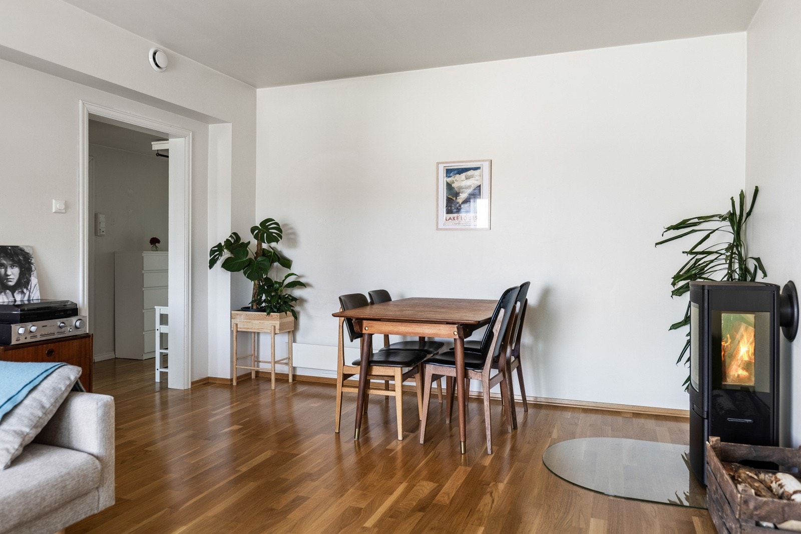 Foran peisovnen er det plass til et koslig spisebord hvor måltidene kan nytes. Galleribilde