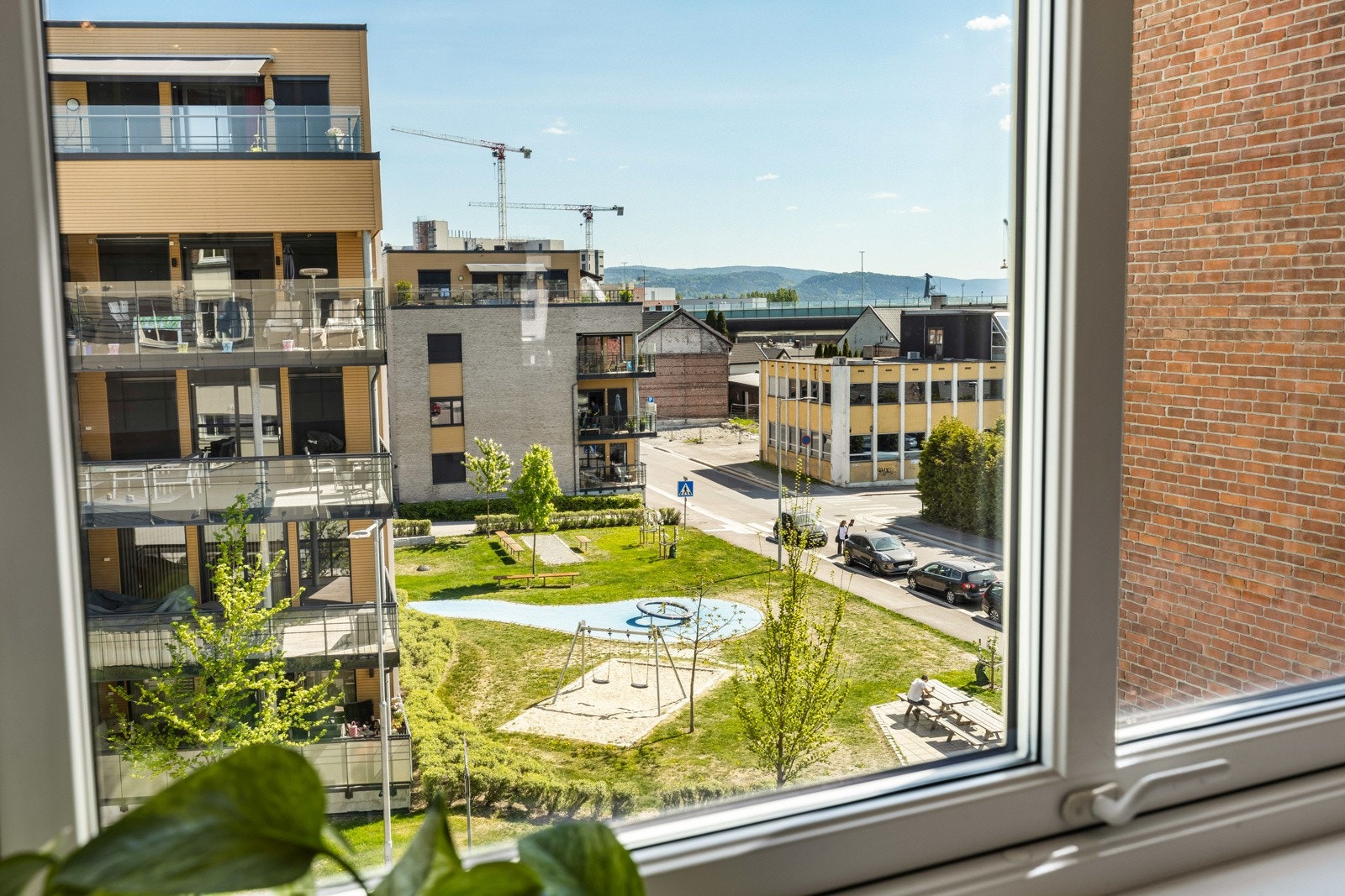 Kjøkkenet har, i likhet med stuen, store vinduer som gir masse naturlig lys. Galleribilde